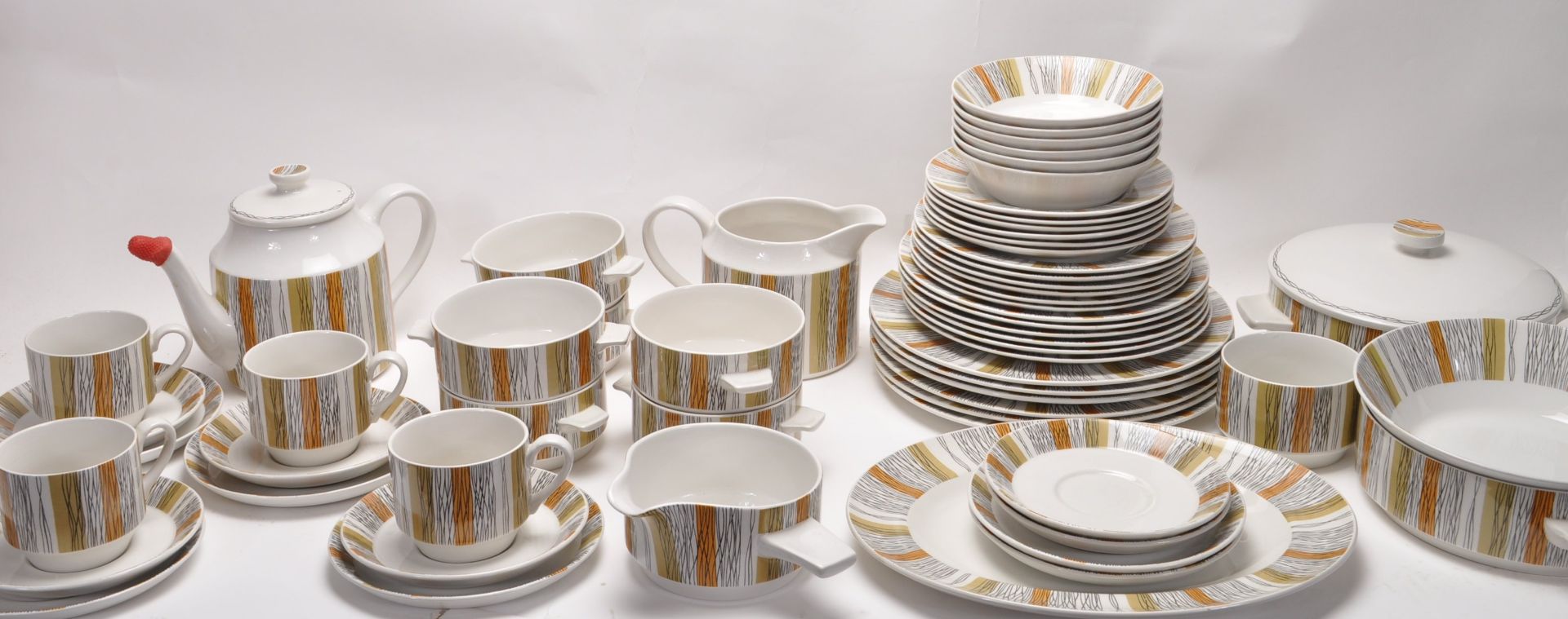 1970'S RETRO MIDWINTER DINNER AND TEA SERVICE