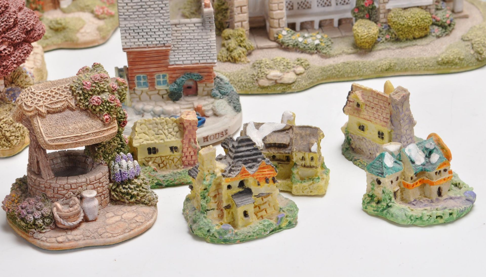 LARGE COLLECTION OF VINTAGE RETRO LATE 20TH CENTURY LILLIPUT LANE COTTAGES - Image 2 of 12