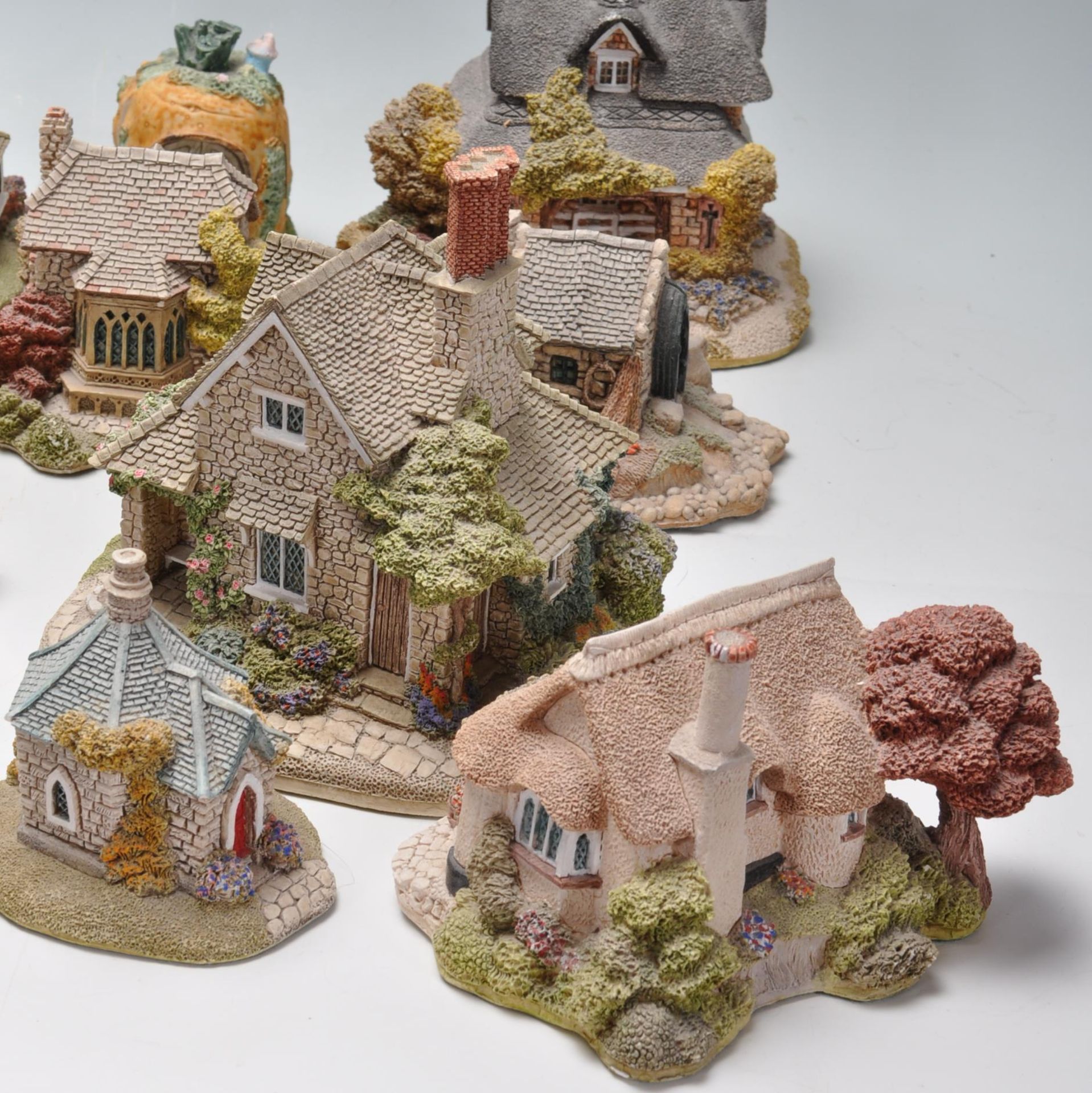 LARGE COLLECTION OF VINTAGE RETRO LATE 20TH CENTURY LILLIPUT LANE COTTAGES - Image 6 of 12