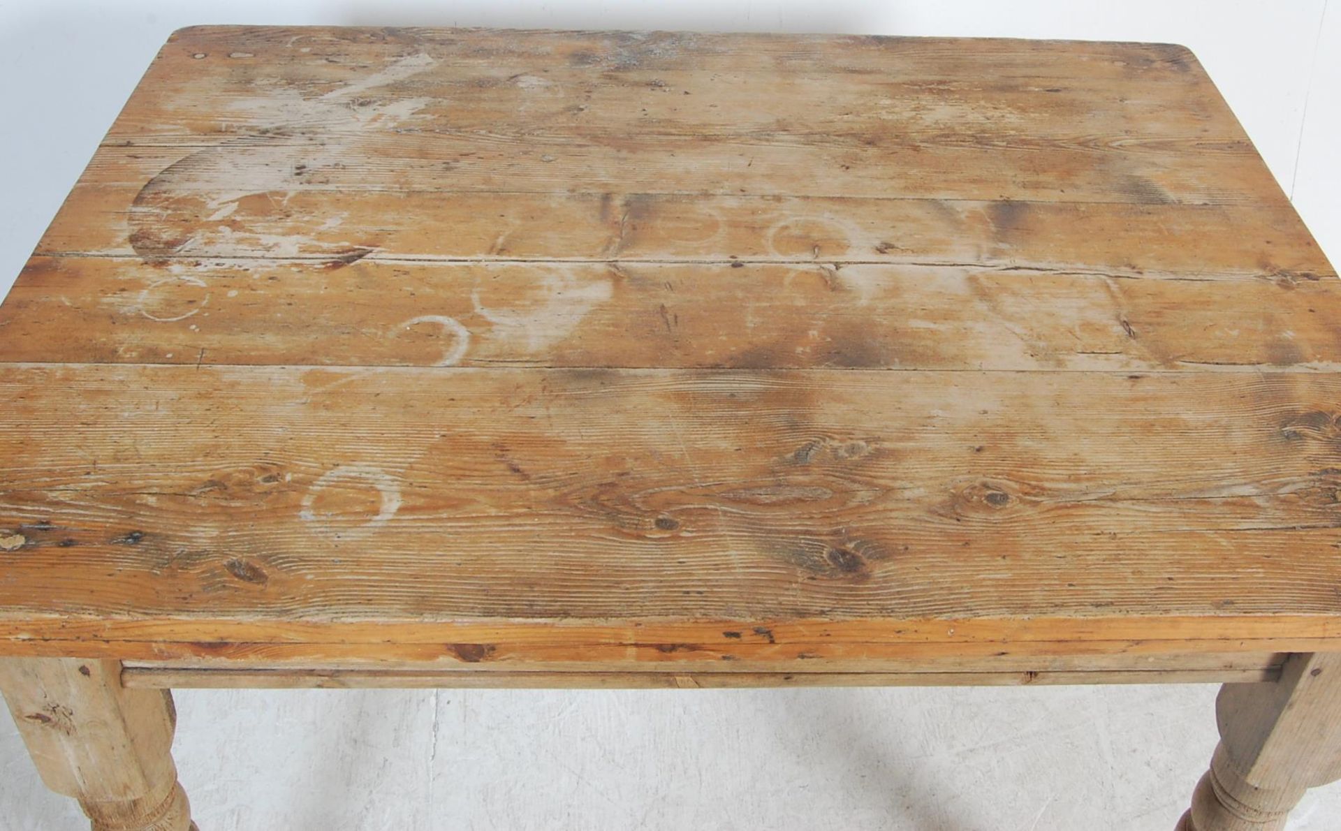 VICTORIAN 19TH CENTURY COUNTRY PINE DINING TABLE - Image 3 of 5