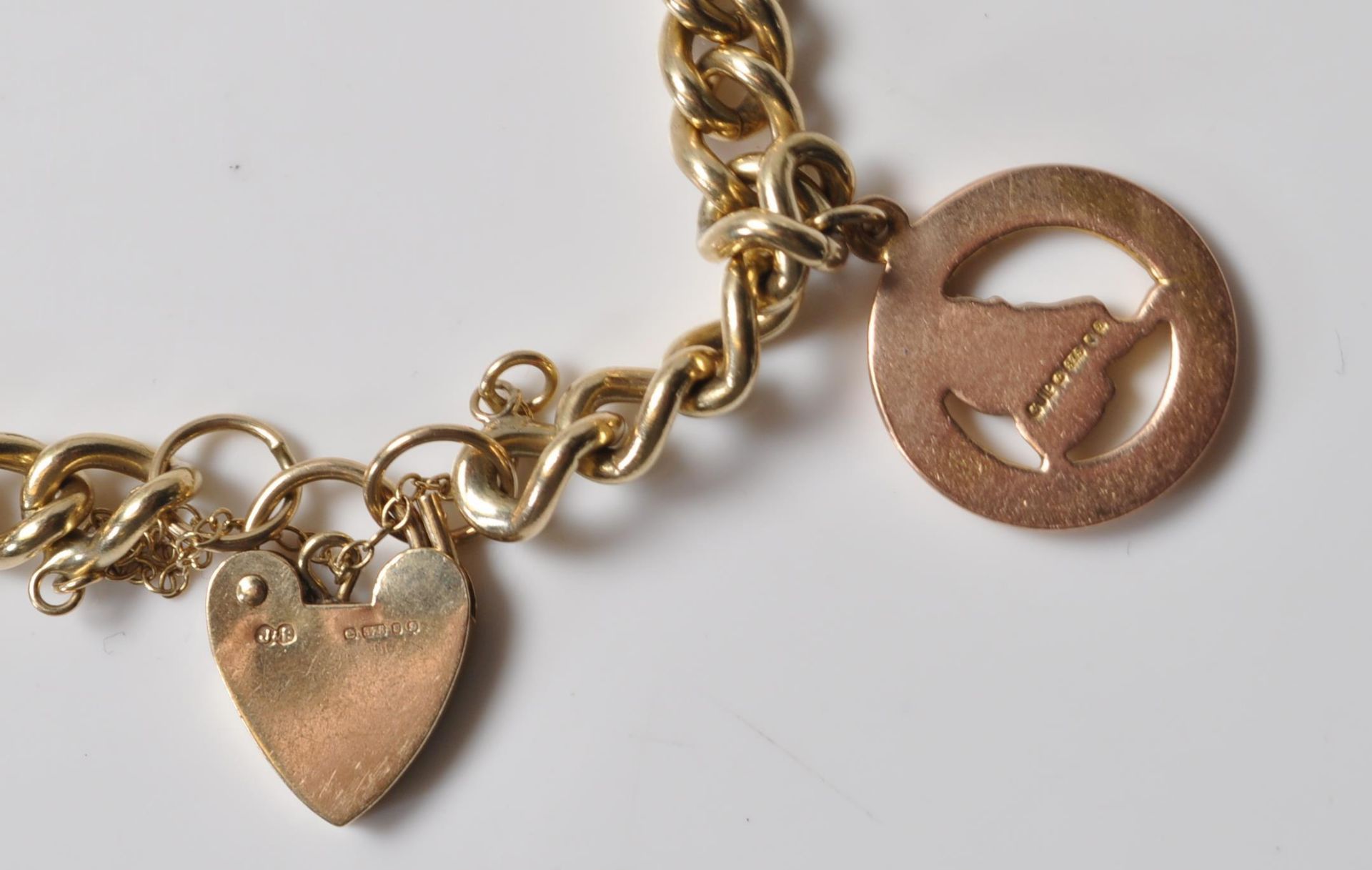 HALLMARKED 9CT GOLD CHARM BRACELET - Image 3 of 8