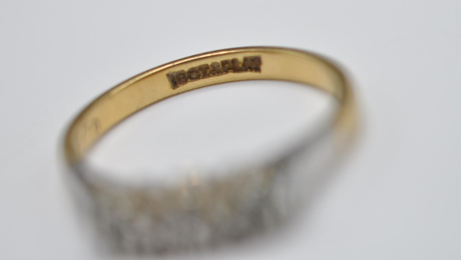 18CT GOLD PLATINUM & DIAMND RING - Image 6 of 7