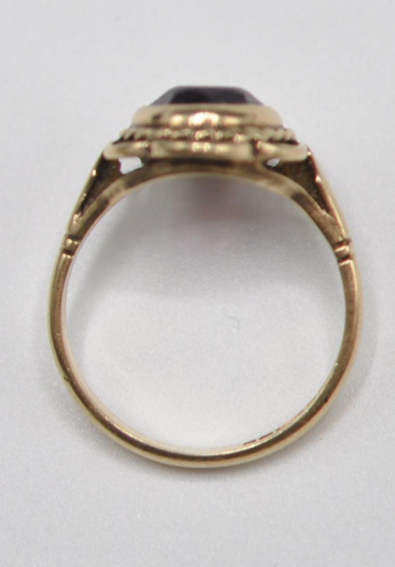 A 9CT GOLD & PURPLE STONE RING - Image 7 of 7