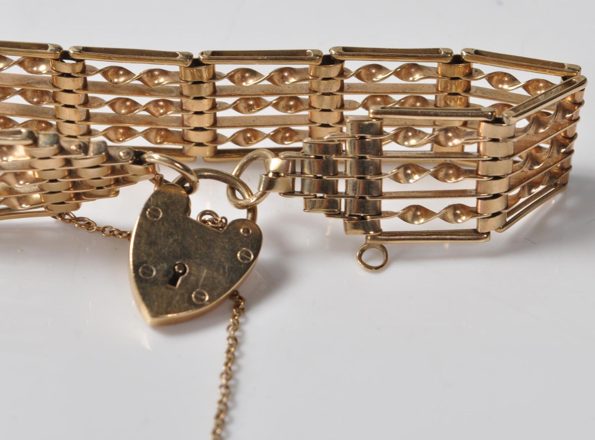 9CT GOLD GATE LINK HEART LOCK BRACELET - Image 4 of 8