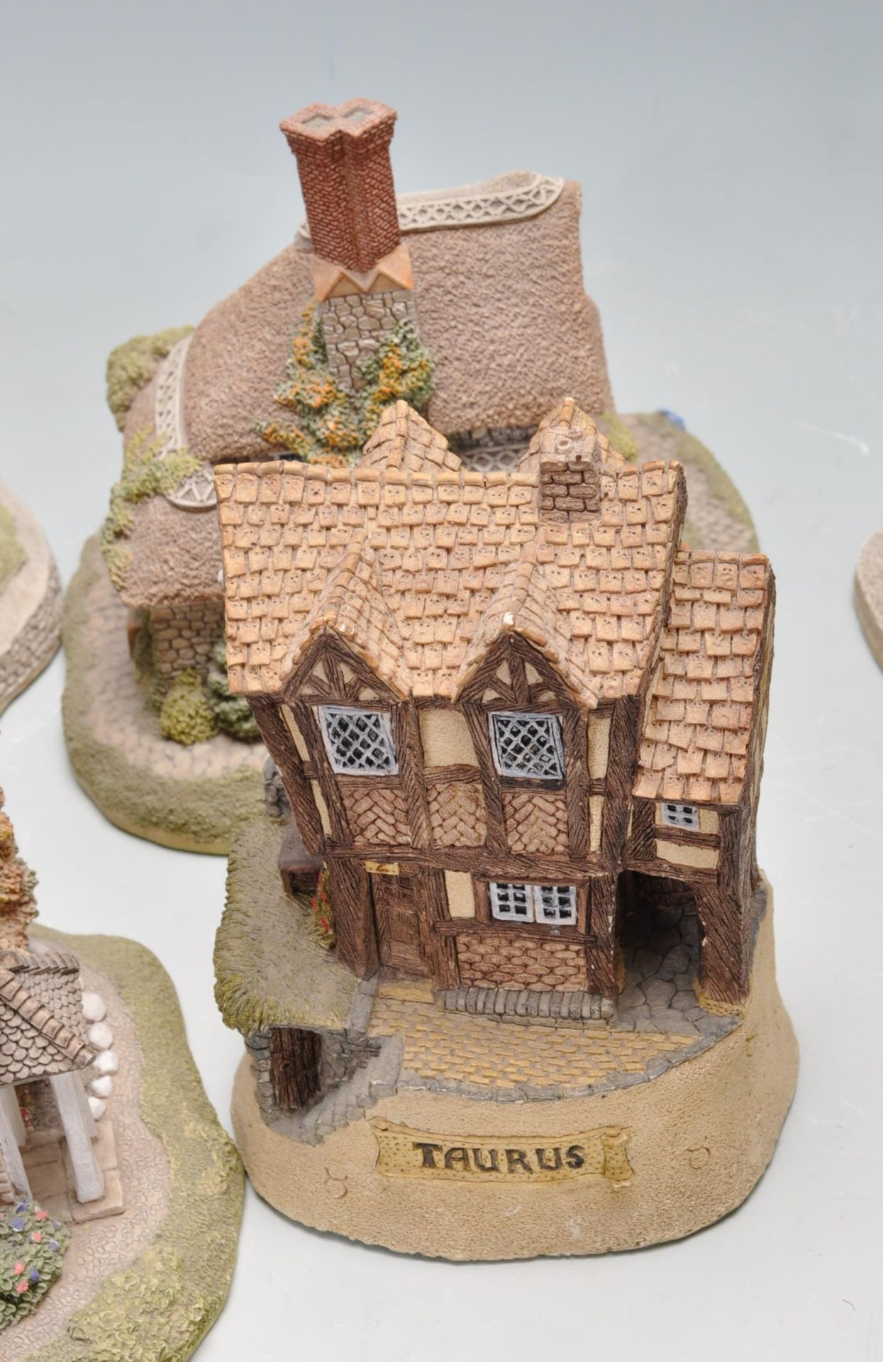 LARGE COLLECTION OF VINTAGE RETRO LATE 20TH CENTURY LILLIPUT LANE COTTAGES - Image 7 of 12