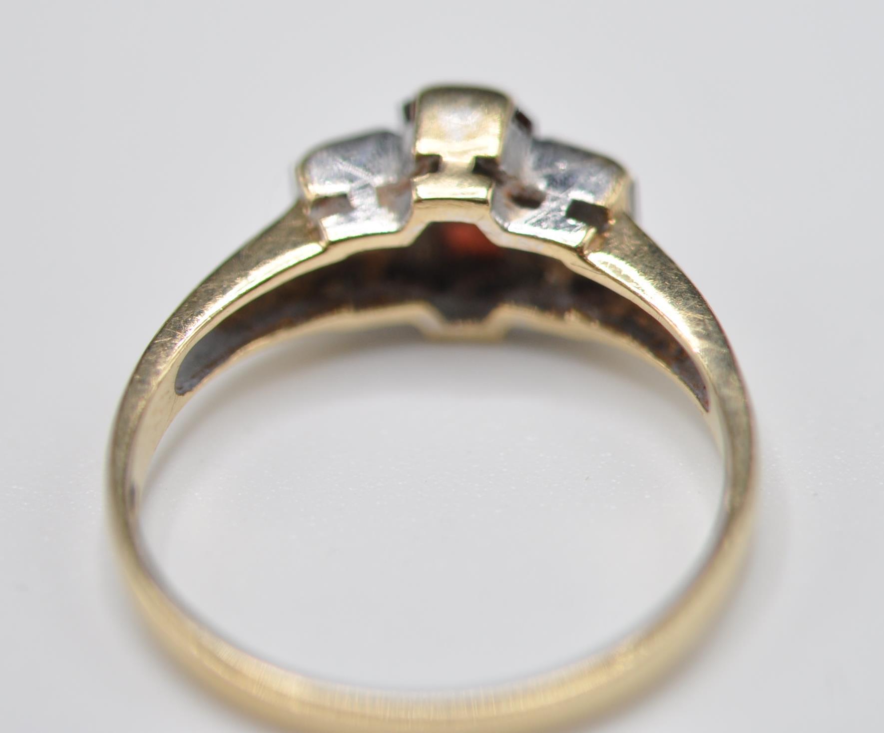 9CT GOLD THREE STONE RING SET WITH RED AND WHITE STONES - Image 4 of 5