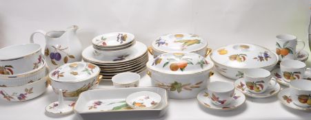 COLLECTION OF TWENTIETH CENTURY VINTAGE ROYAL WORCESTER EVESHAM FRUIT DINNER SERVICE