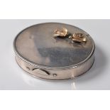 19TH CENTURY SILVER COMPACT OF OVAL FORM