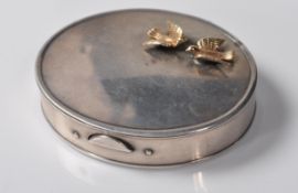 19TH CENTURY SILVER COMPACT OF OVAL FORM