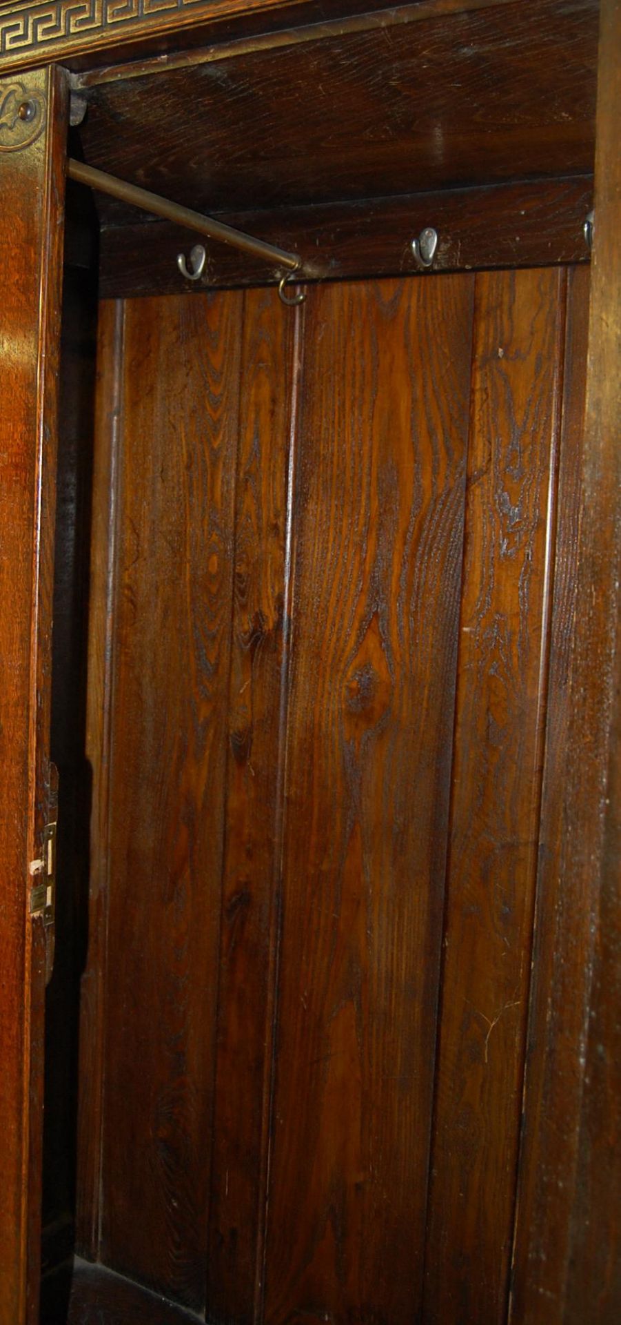 1920'S JACOBEAN REVIVAL OAK BEDROOM SUITE - WARDROBE ETC - Image 9 of 18