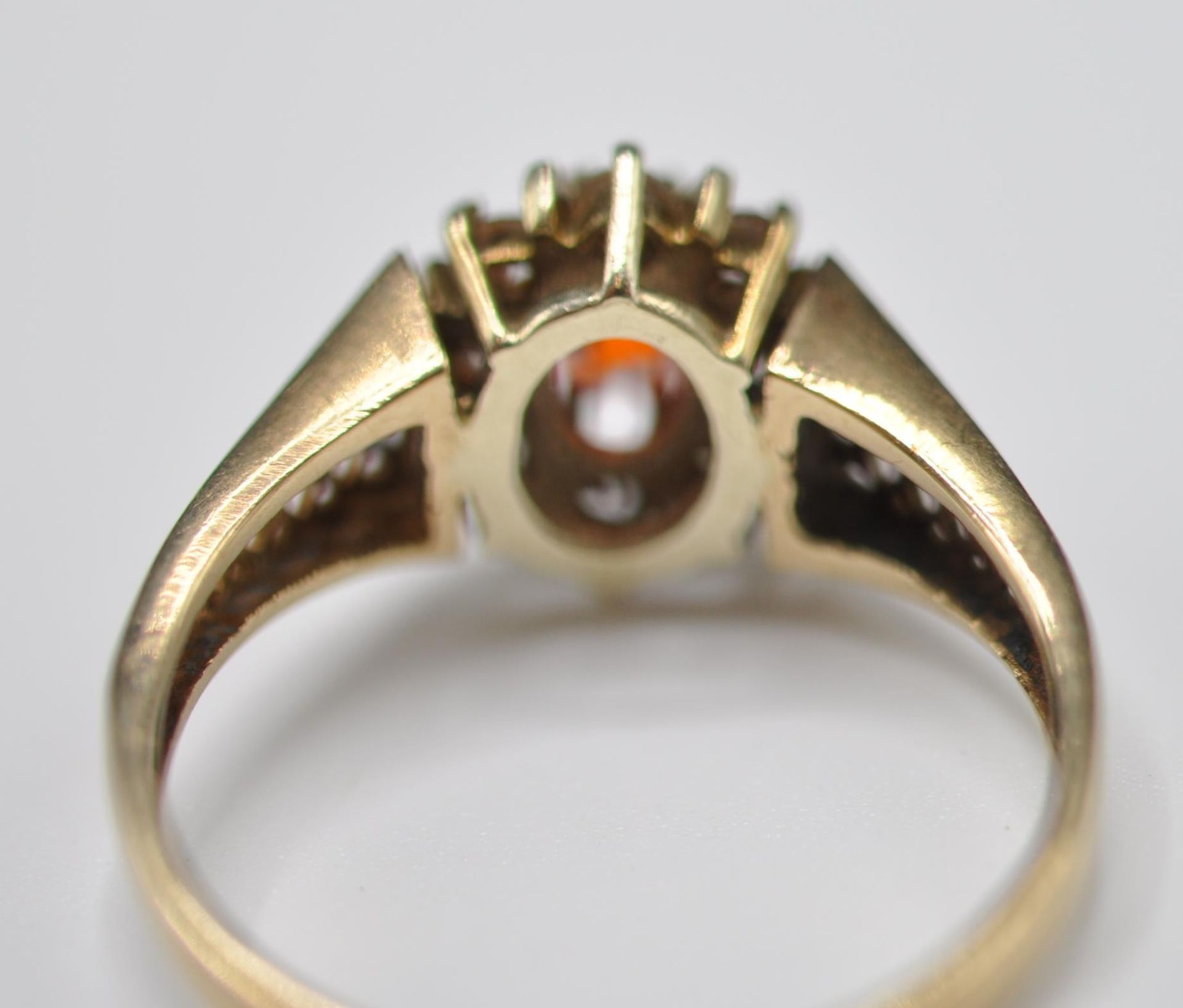 9CT GOLD ORANGE AND WHITE STONE RING - Image 4 of 6