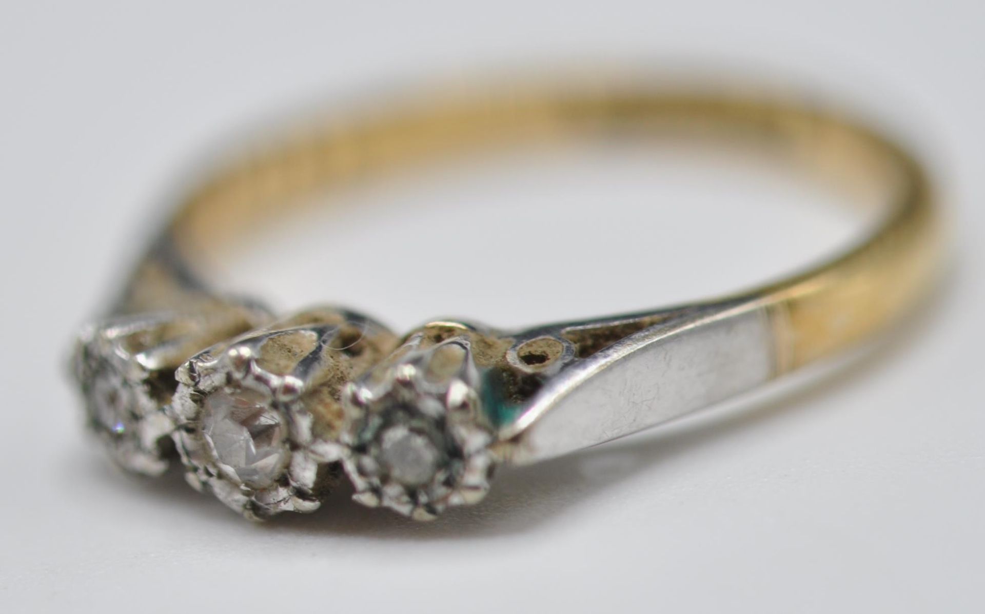 18CT GOLD PLATINUM & DIAMND RING