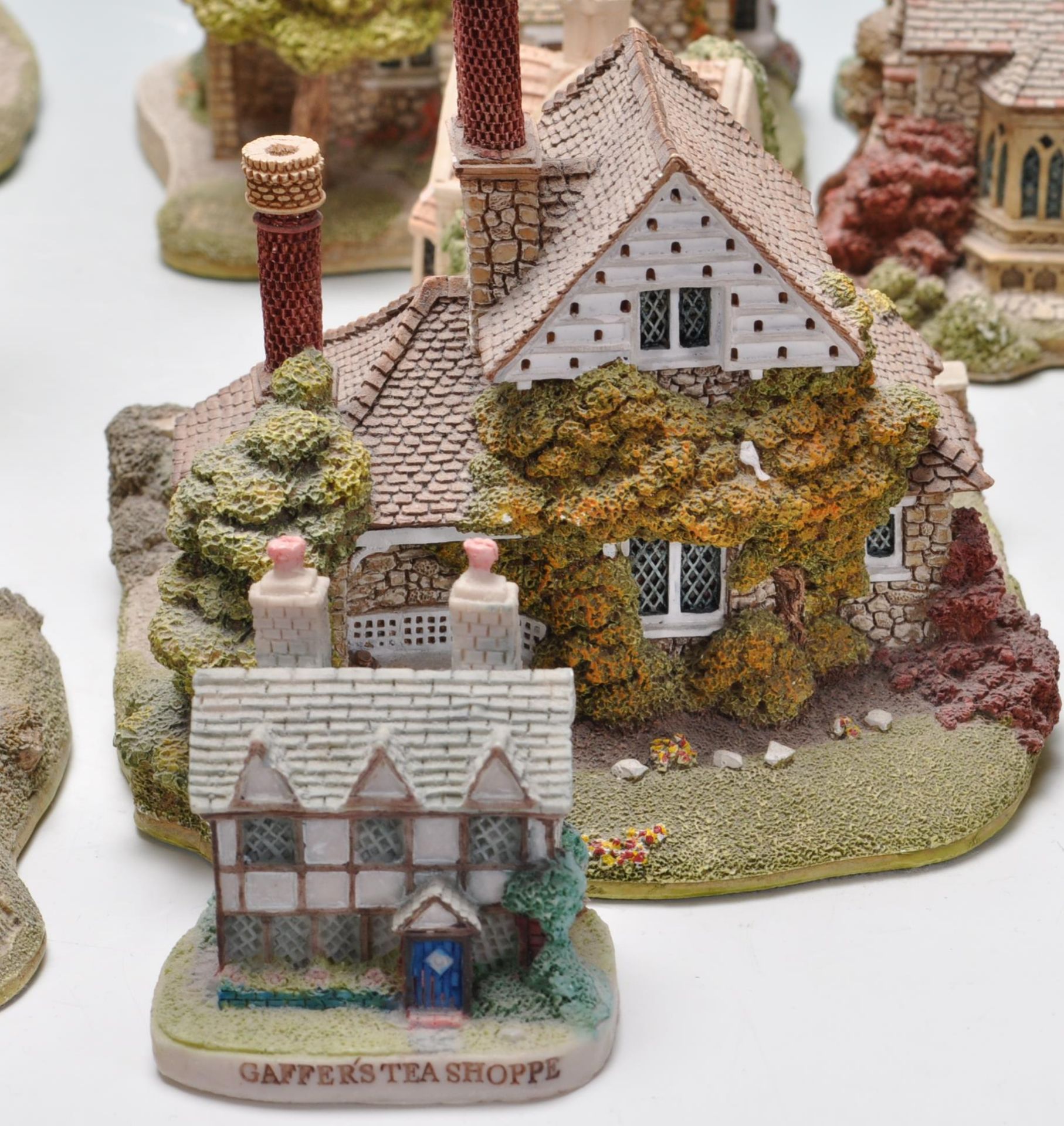 LARGE COLLECTION OF VINTAGE RETRO LATE 20TH CENTURY LILLIPUT LANE COTTAGES - Image 5 of 12