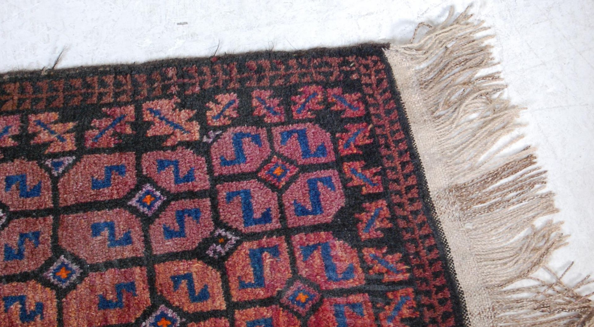 EARLY 20TH CENTURY HAND WOVEN RUG. - Image 3 of 6