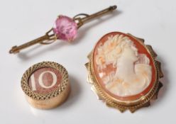 THREE PIECES OF 9CT GOLD JEWELLERY INCLUDING CAMEO BROOCH