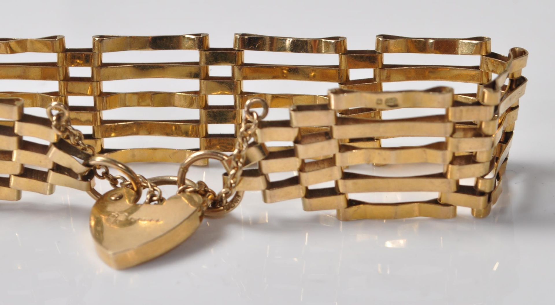 9CT GOLD GATE LINK BRACELET WITH HEART CLASP - Image 3 of 6