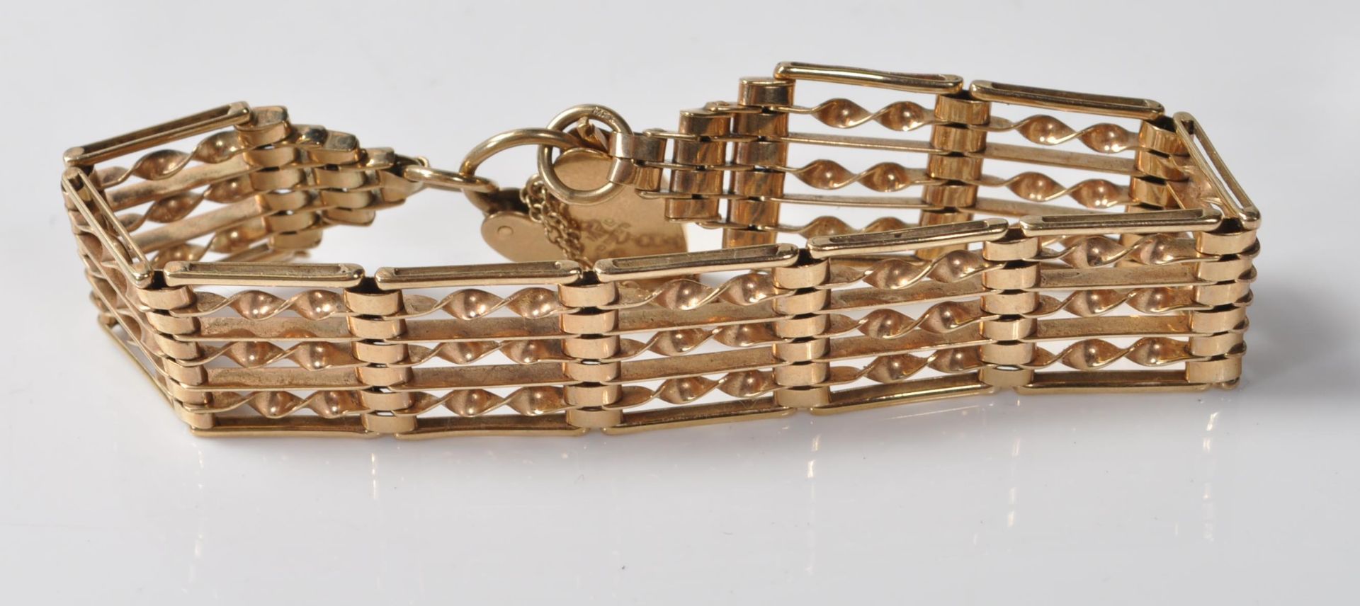 9CT GOLD GATE LINK HEART LOCK BRACELET - Image 7 of 8