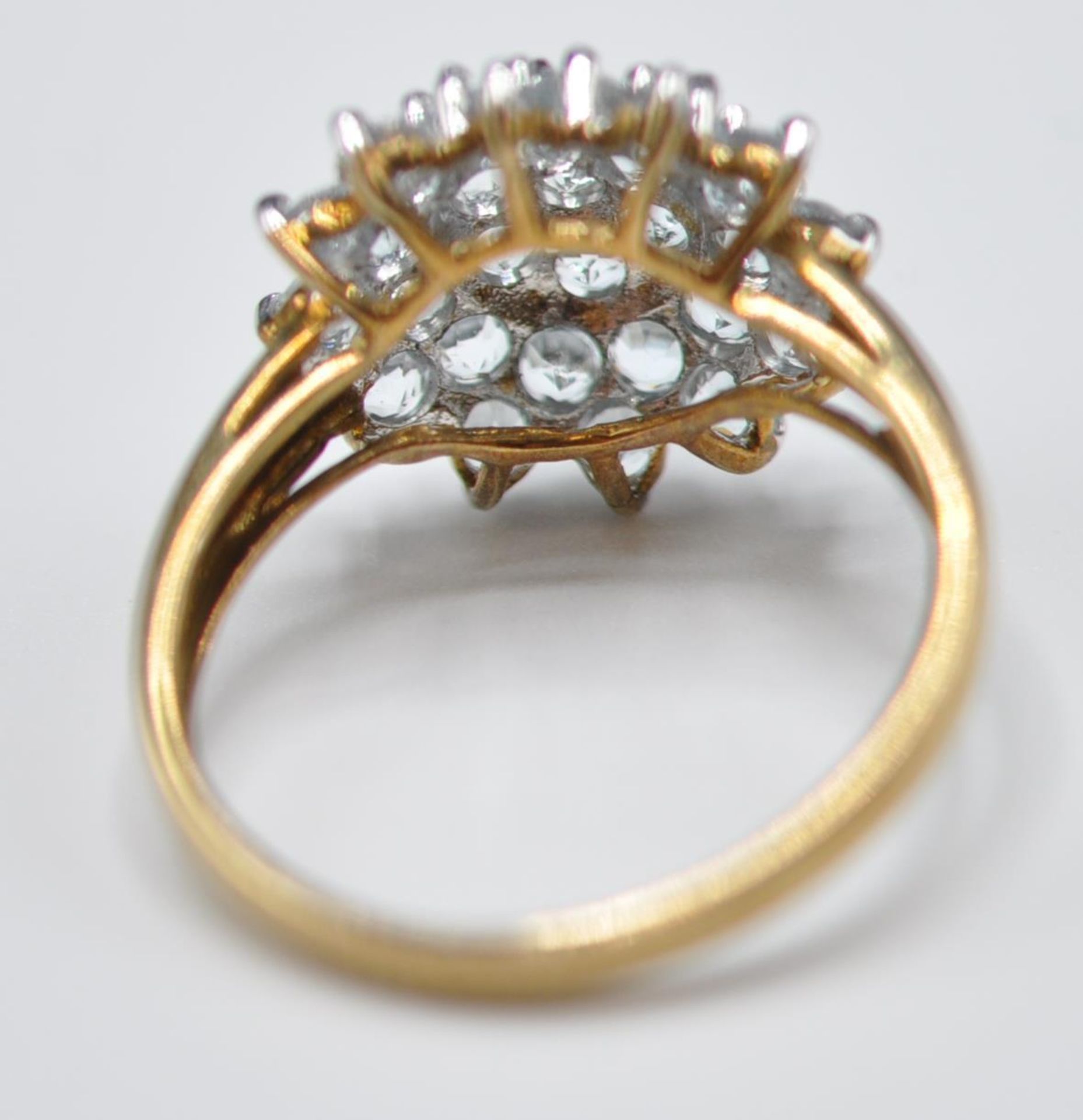 HALLMARKED 9CT GOLD AND BLUE STONE CLUSTER RING - Image 5 of 7