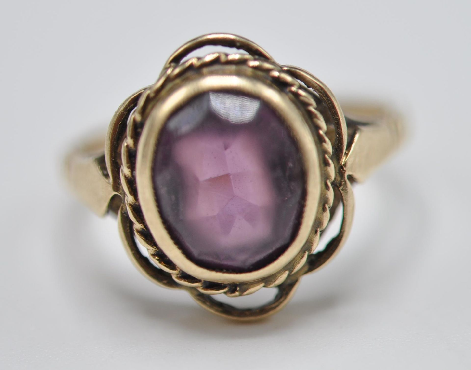 A 9CT GOLD & PURPLE STONE RING - Image 2 of 7