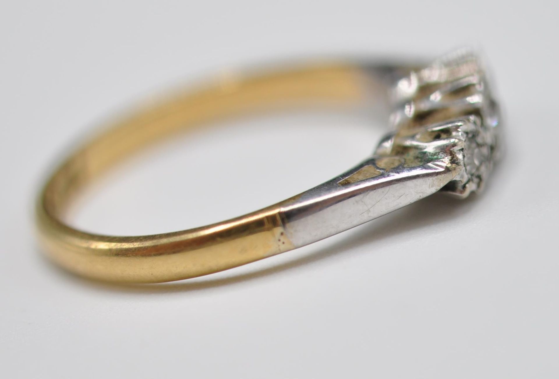 18CT GOLD PLATINUM & DIAMND RING - Image 3 of 7