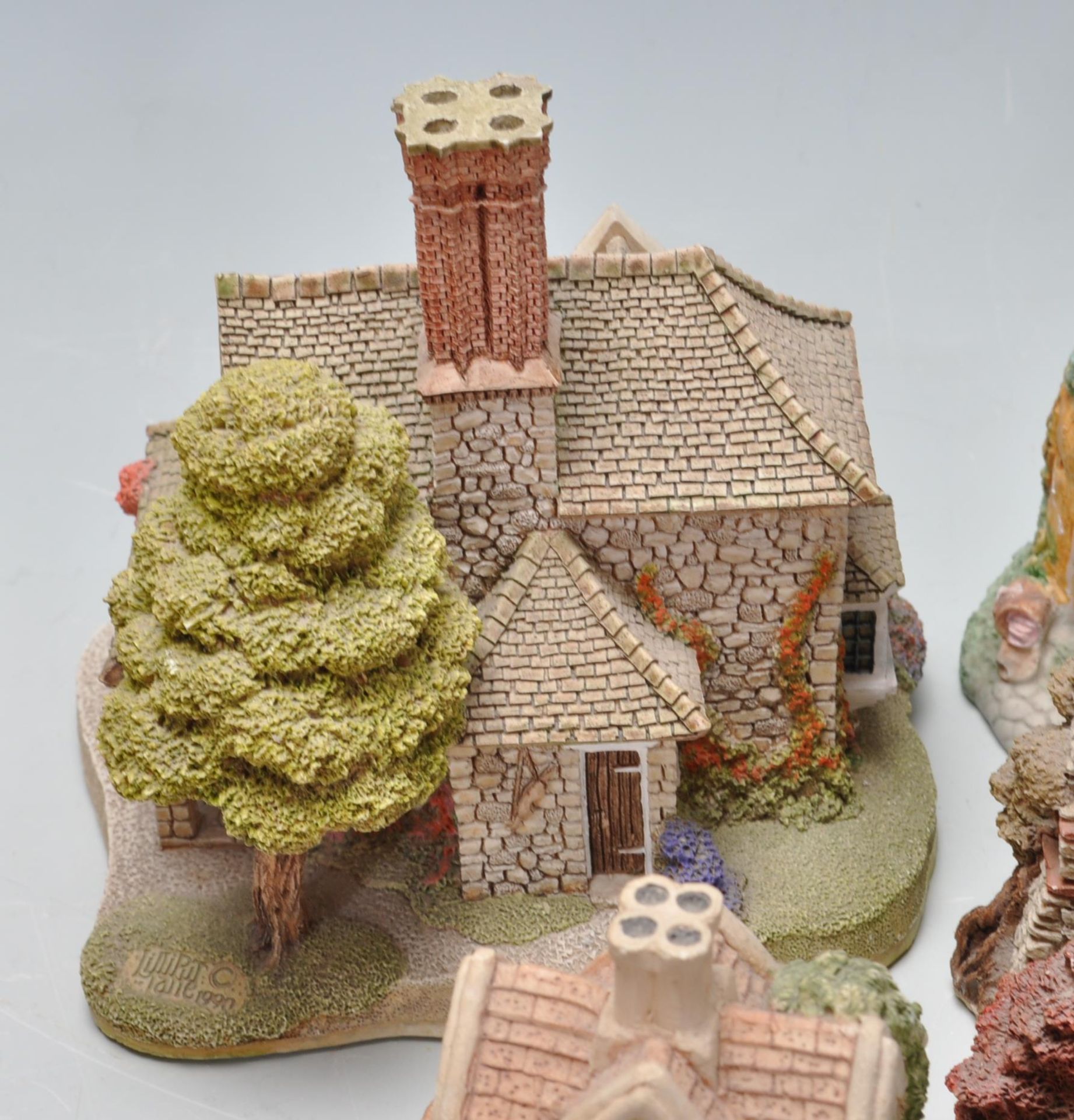 LARGE COLLECTION OF VINTAGE RETRO LATE 20TH CENTURY LILLIPUT LANE COTTAGES - Image 10 of 12