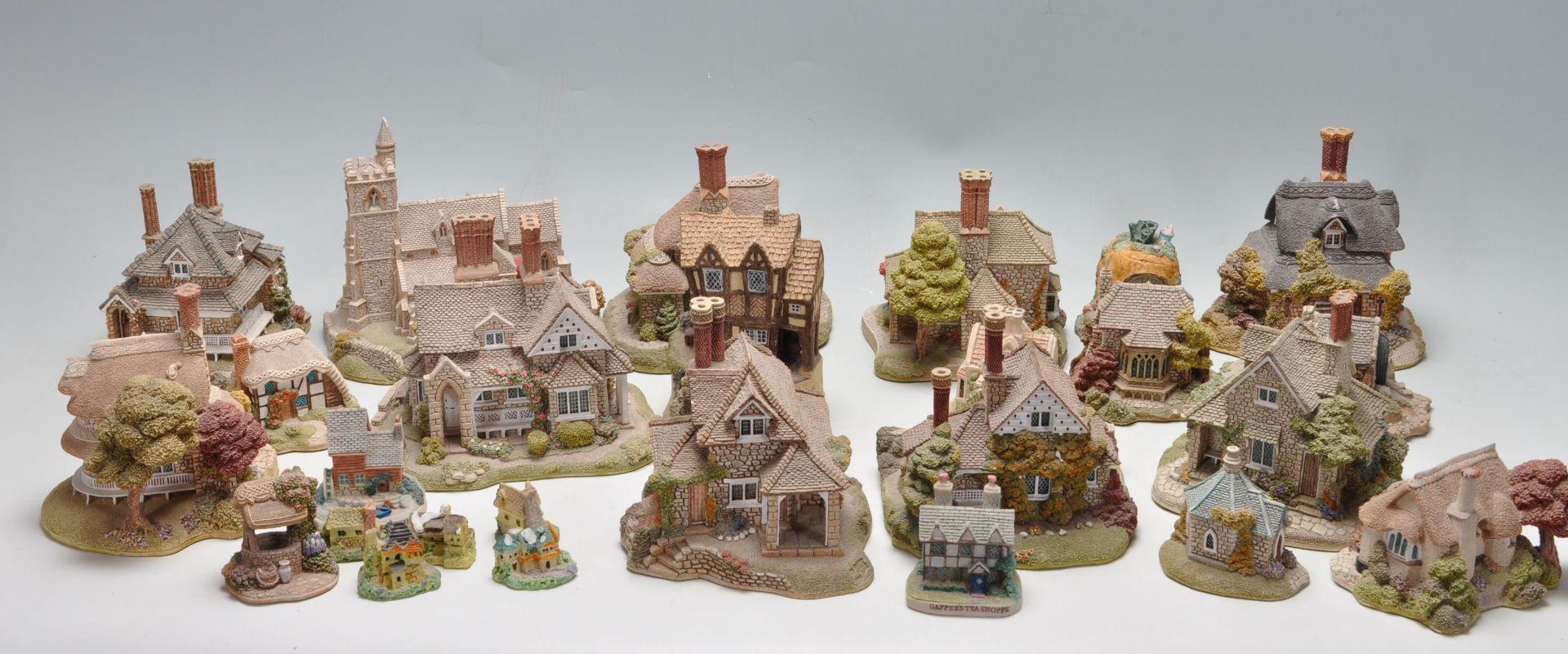 LARGE COLLECTION OF VINTAGE RETRO LATE 20TH CENTURY LILLIPUT LANE COTTAGES