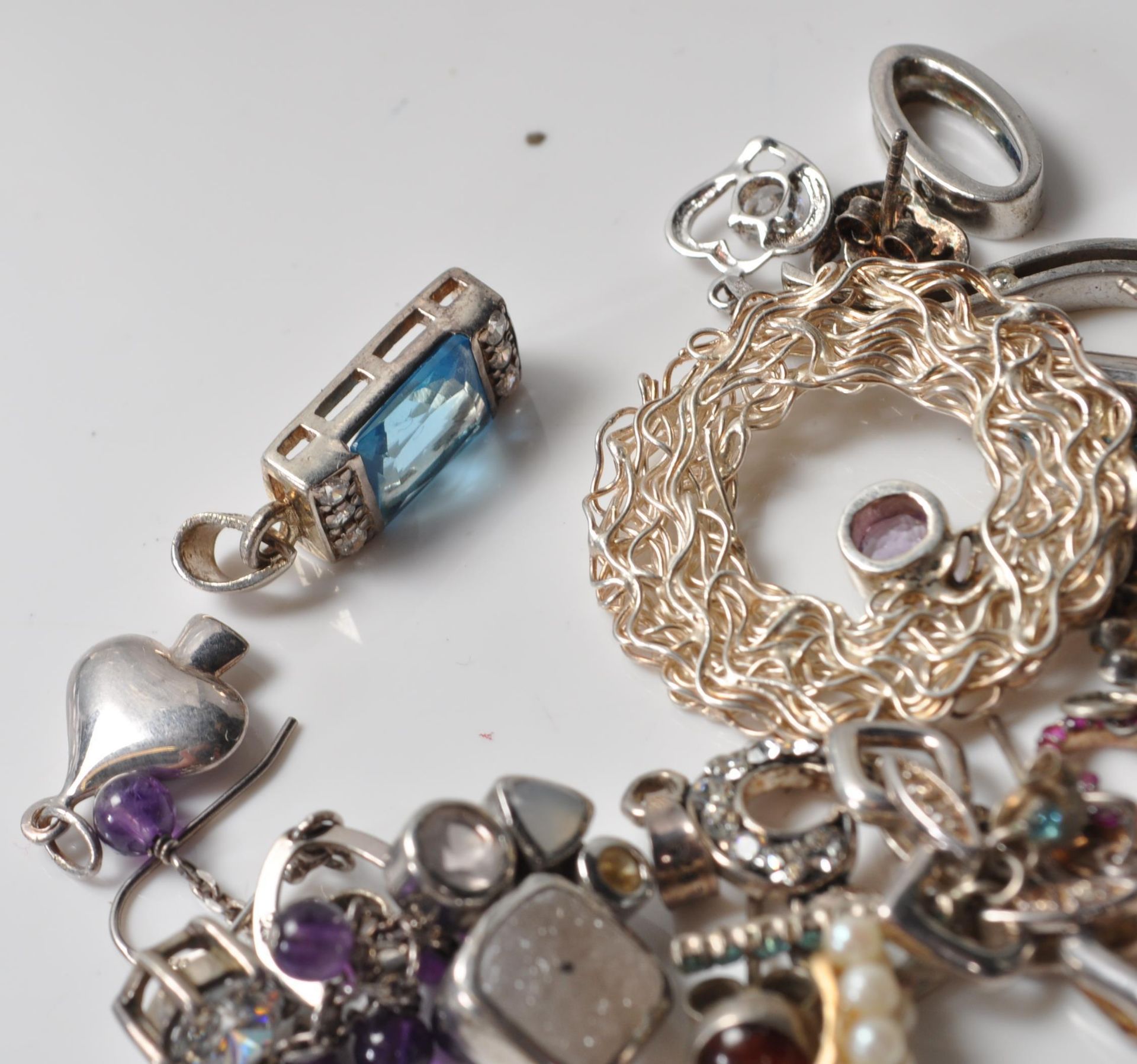 COLLECTION OF SILVER STAMPED 925 EARRINGS AND PENDANTS. - Image 3 of 5