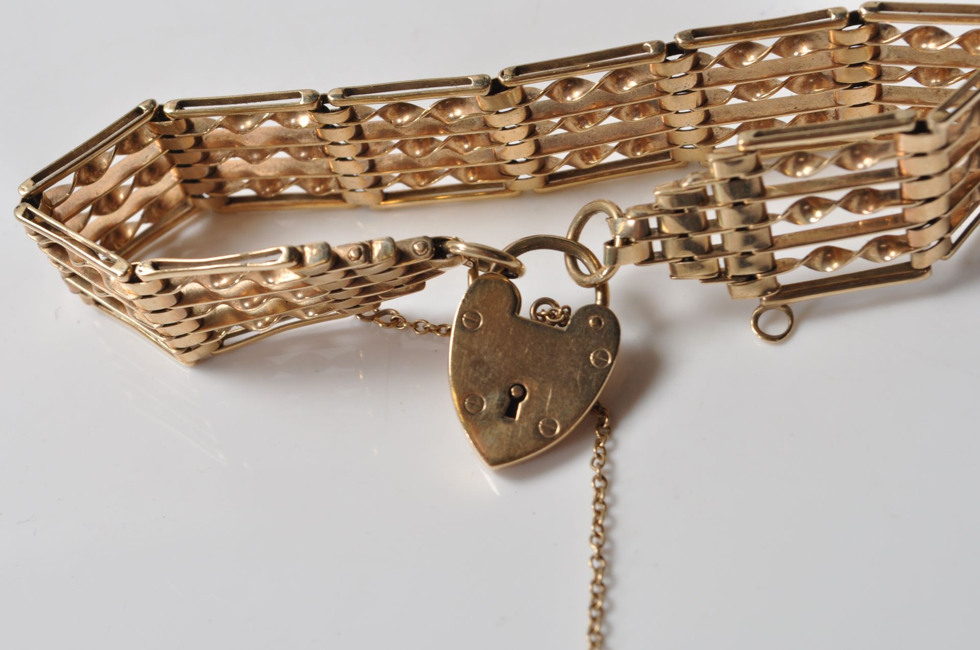 9CT GOLD GATE LINK HEART LOCK BRACELET - Image 2 of 8