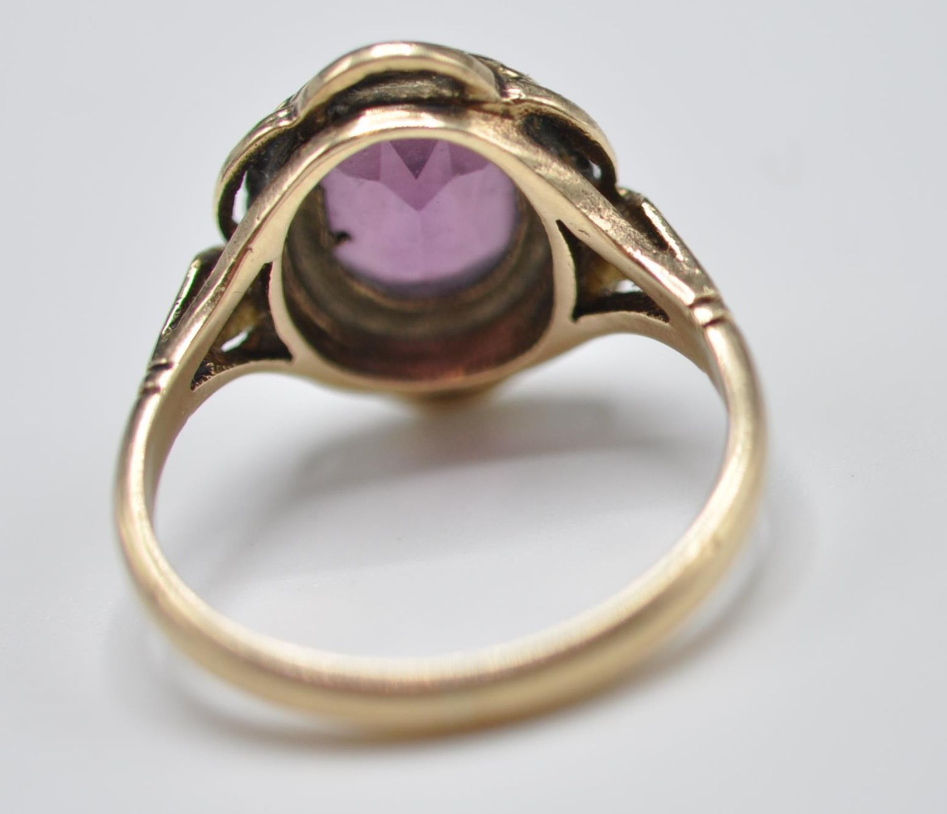 A 9CT GOLD & PURPLE STONE RING - Image 4 of 7