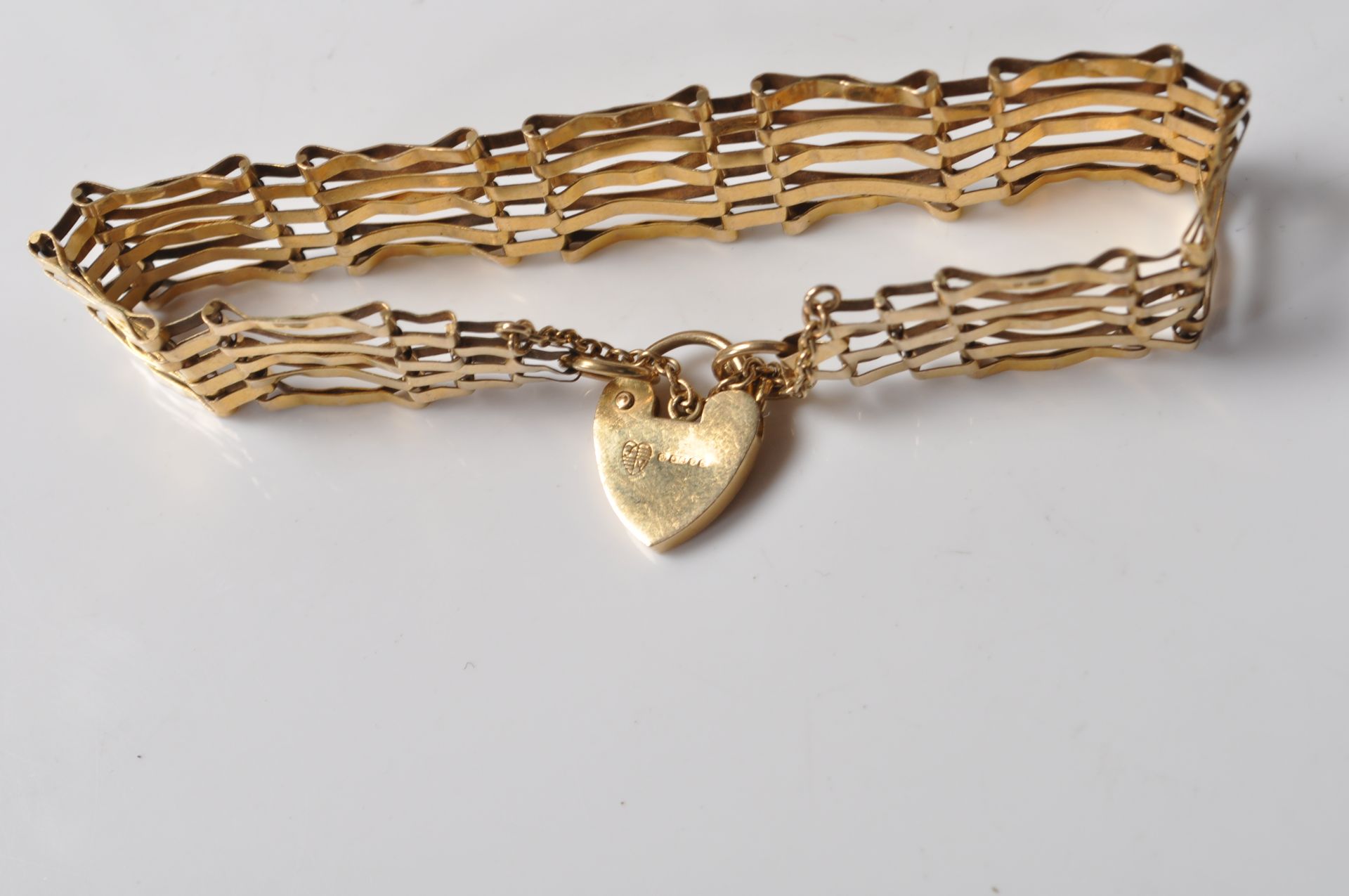 9CT GOLD GATE LINK BRACELET WITH HEART CLASP - Image 2 of 6