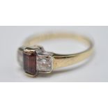 9CT GOLD THREE STONE RING SET WITH RED AND WHITE STONES