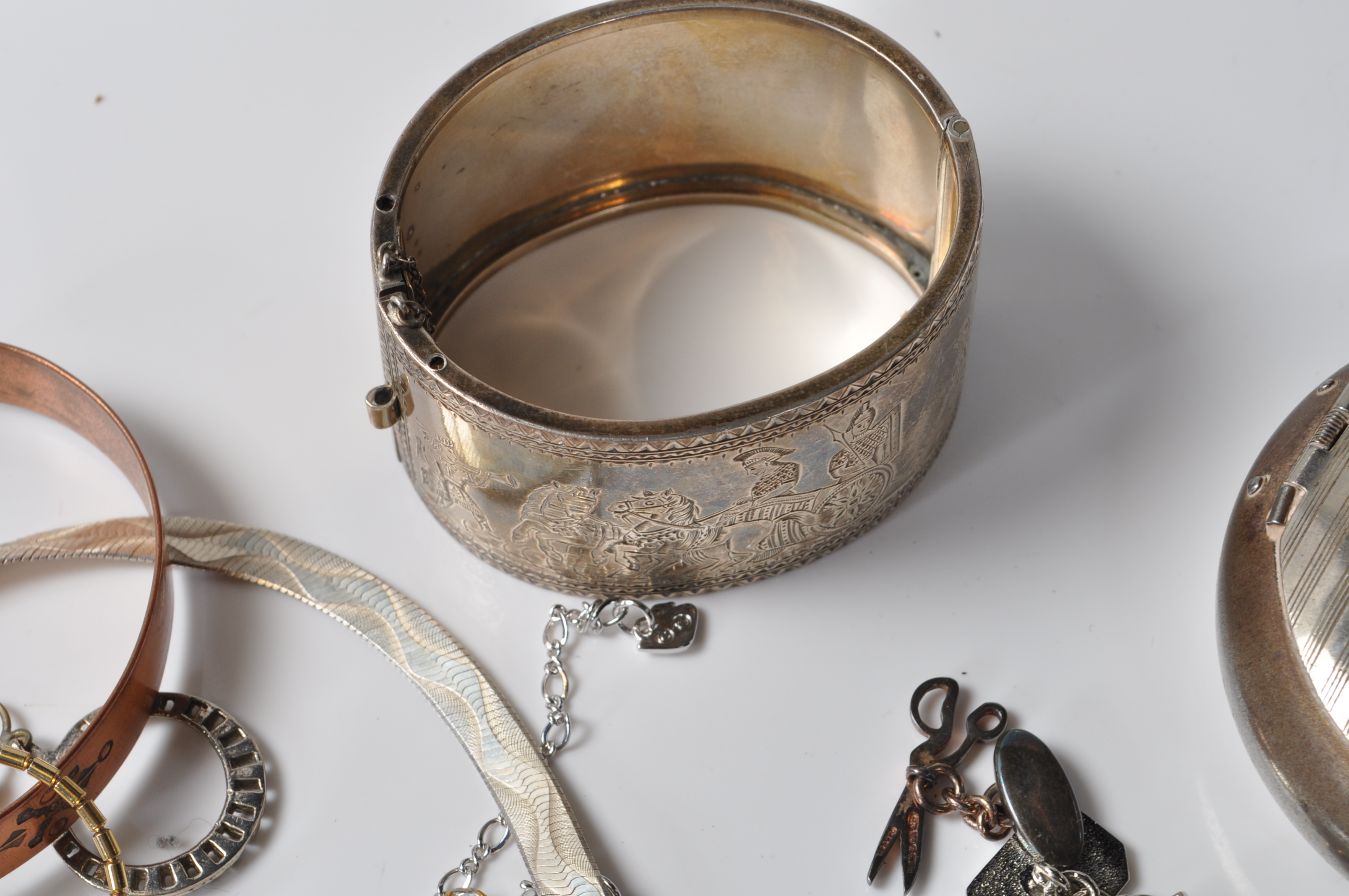 LARGE COLLECTION OF SILVER & JEWELLERY ITEMS - Image 6 of 8