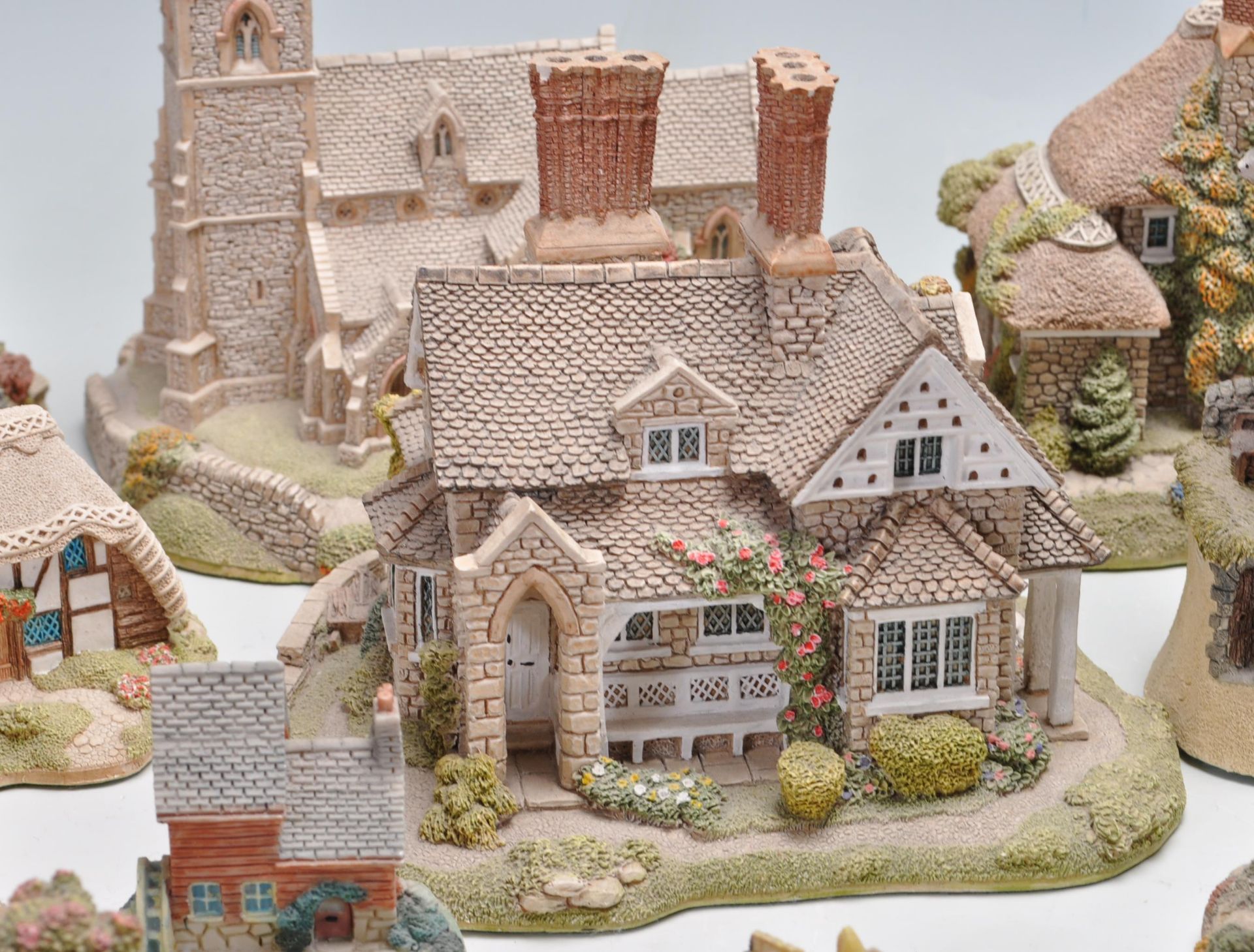 LARGE COLLECTION OF VINTAGE RETRO LATE 20TH CENTURY LILLIPUT LANE COTTAGES - Image 3 of 12