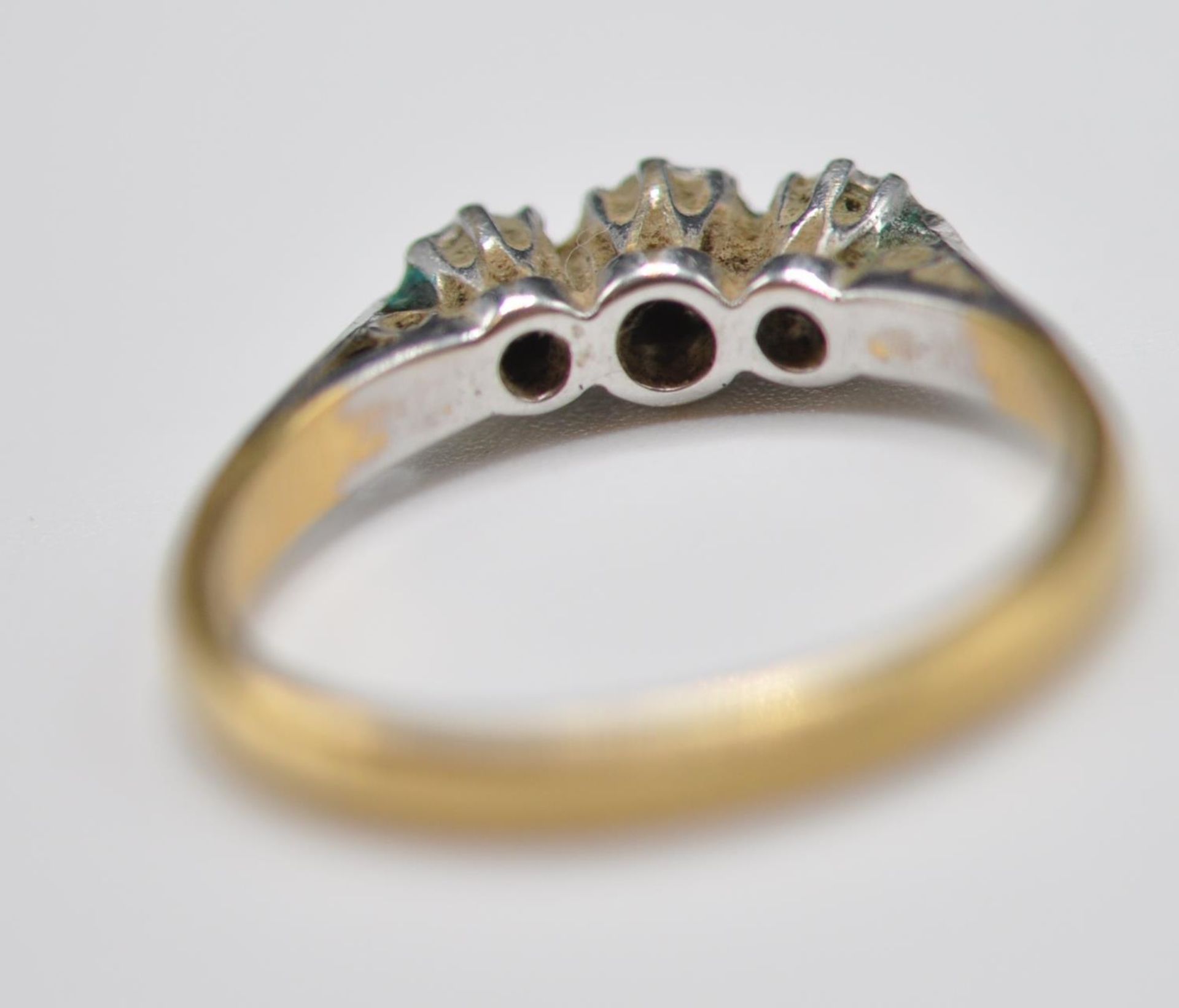 18CT GOLD PLATINUM & DIAMND RING - Image 4 of 7