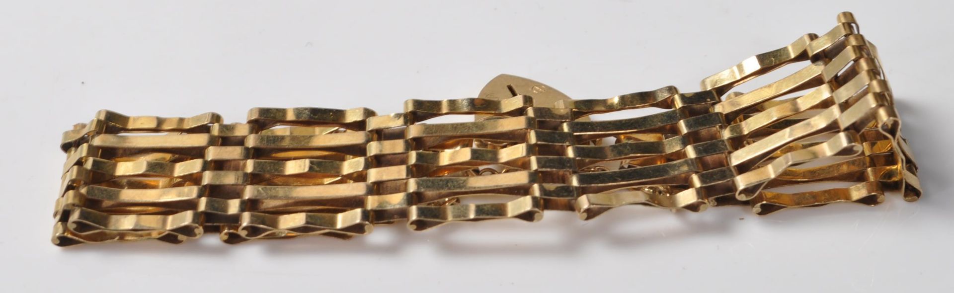 9CT GOLD GATE LINK BRACELET WITH HEART CLASP - Image 5 of 6