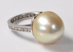 18CT WHITE GOLD LADIES DIAMOND SET RING HAVING A CENTRAL SOUTHSEA PEARL