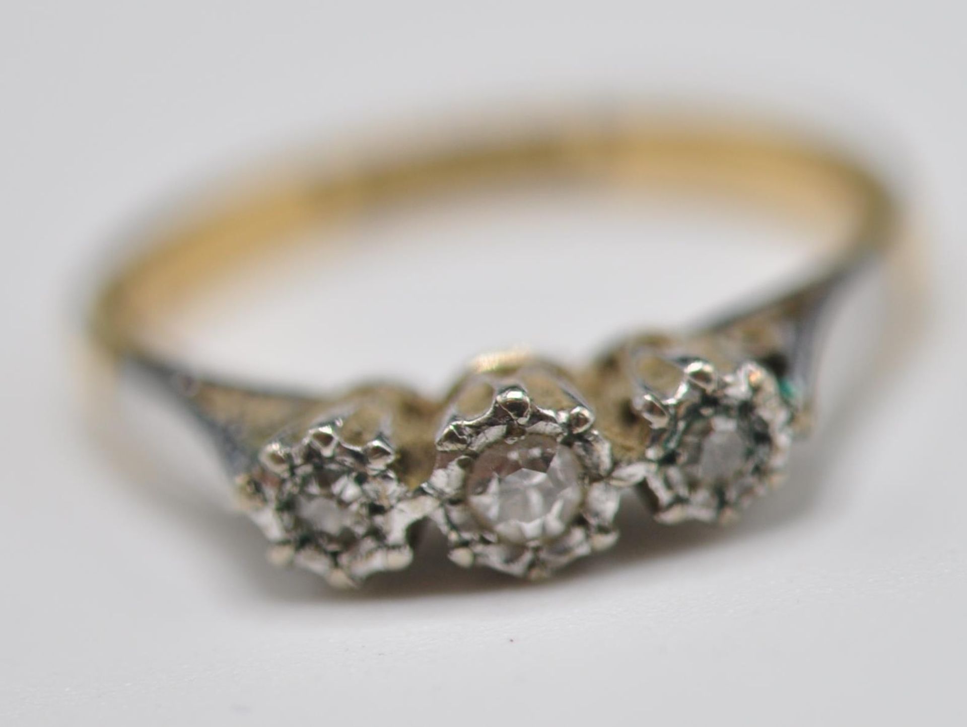 18CT GOLD PLATINUM & DIAMND RING - Image 2 of 7