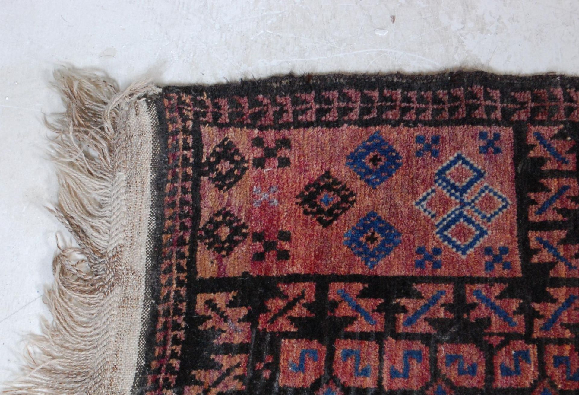 EARLY 20TH CENTURY HAND WOVEN RUG. - Image 4 of 6