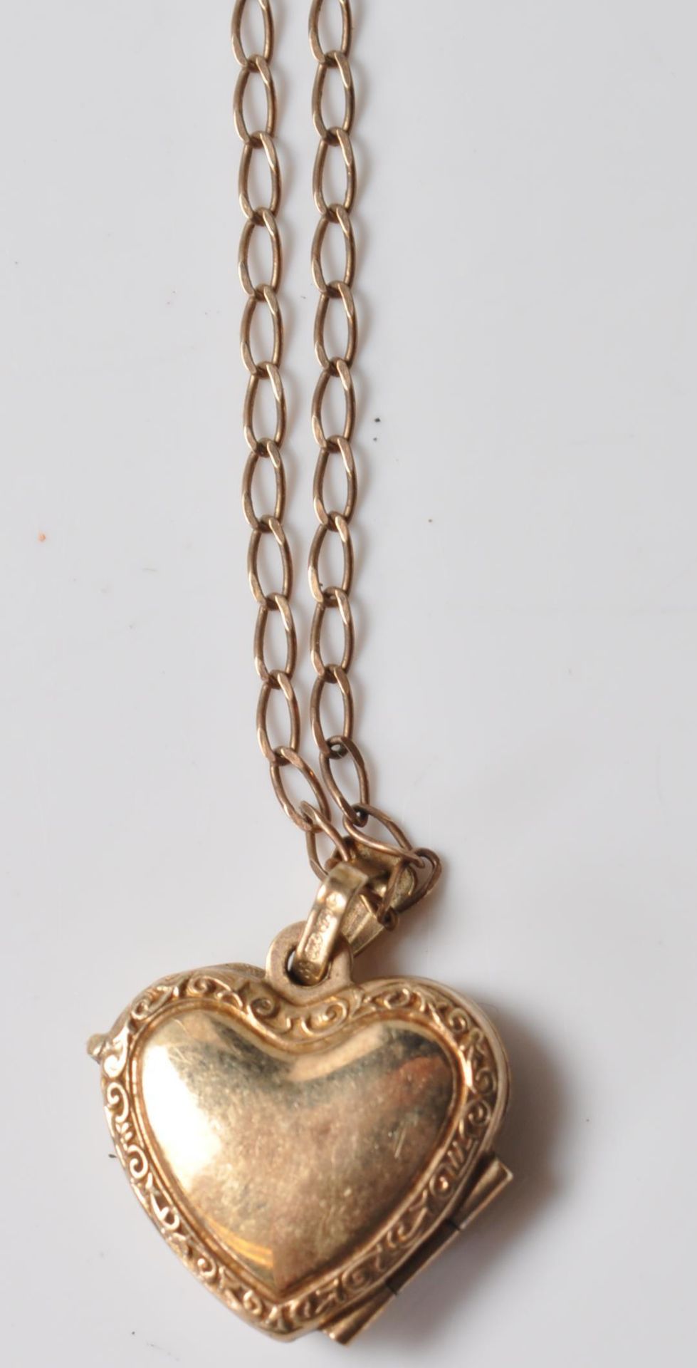 A STAMPED 9CT 375 LOCKET NECKLACE TOGETHER WITH A STAMPED 9CT BRACELET. - Image 2 of 6