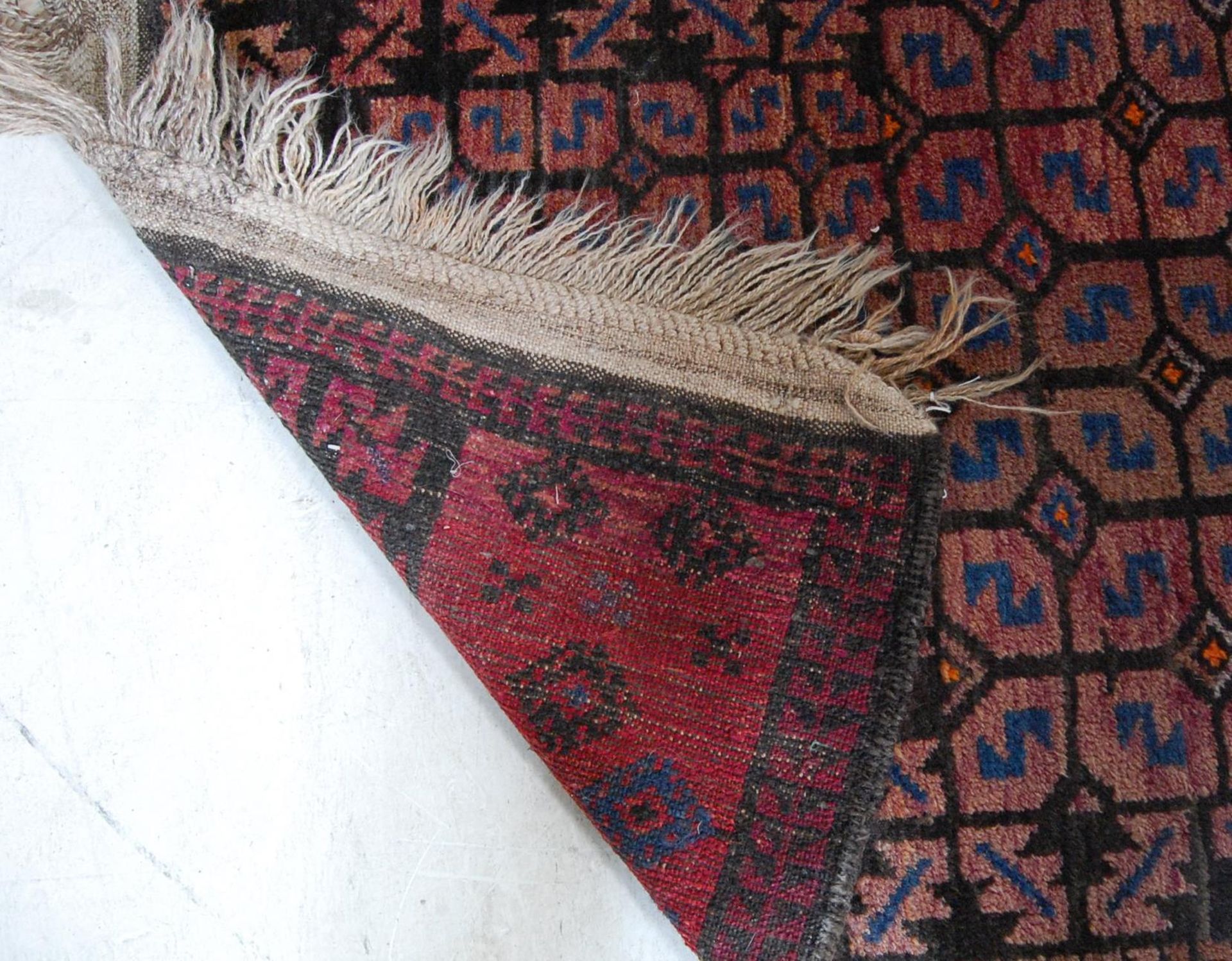 EARLY 20TH CENTURY HAND WOVEN RUG. - Image 6 of 6