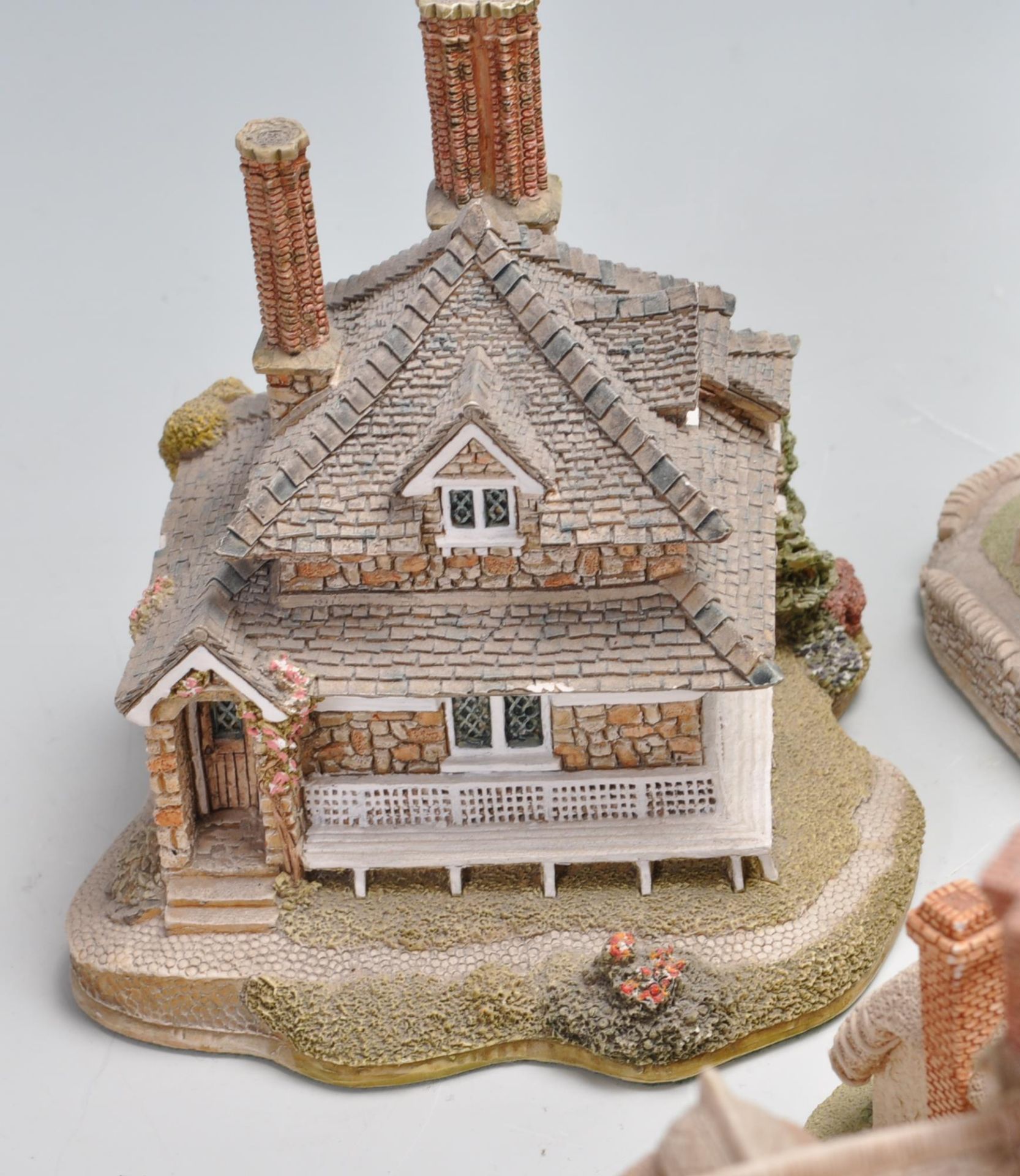 LARGE COLLECTION OF VINTAGE RETRO LATE 20TH CENTURY LILLIPUT LANE COTTAGES - Image 8 of 12