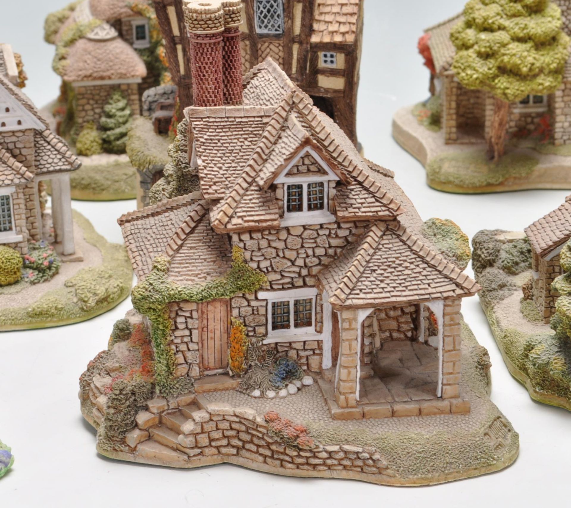 LARGE COLLECTION OF VINTAGE RETRO LATE 20TH CENTURY LILLIPUT LANE COTTAGES - Image 4 of 12