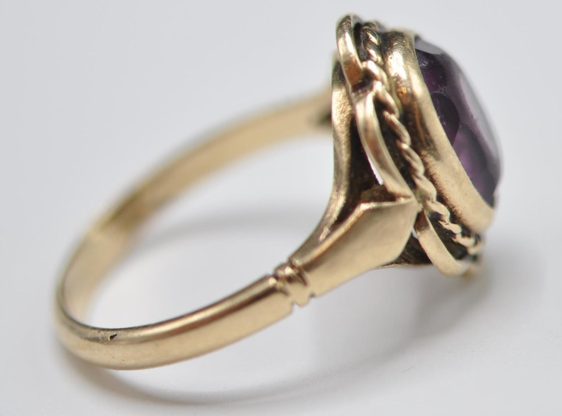 A 9CT GOLD & PURPLE STONE RING - Image 3 of 7