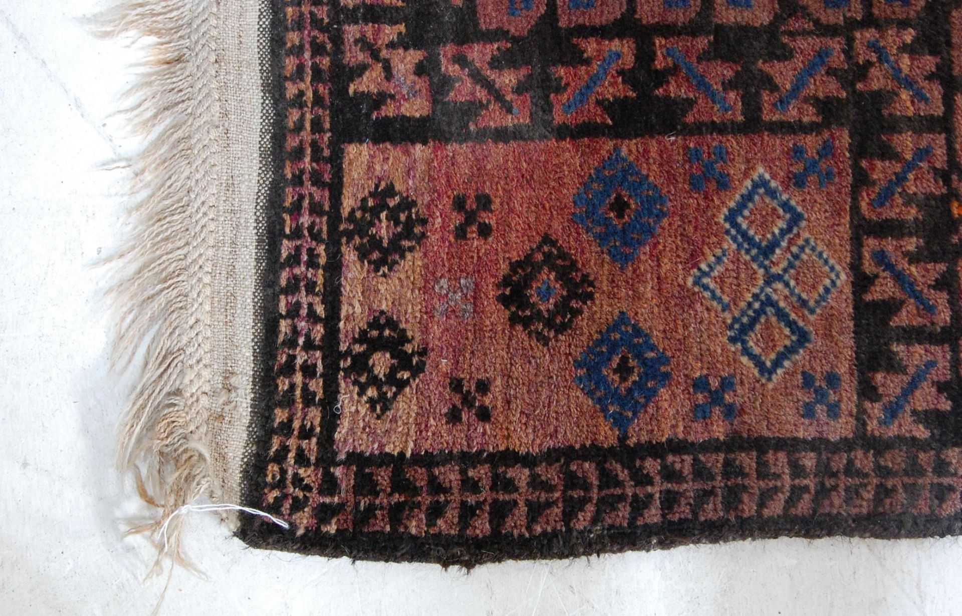 EARLY 20TH CENTURY HAND WOVEN RUG. - Image 5 of 6