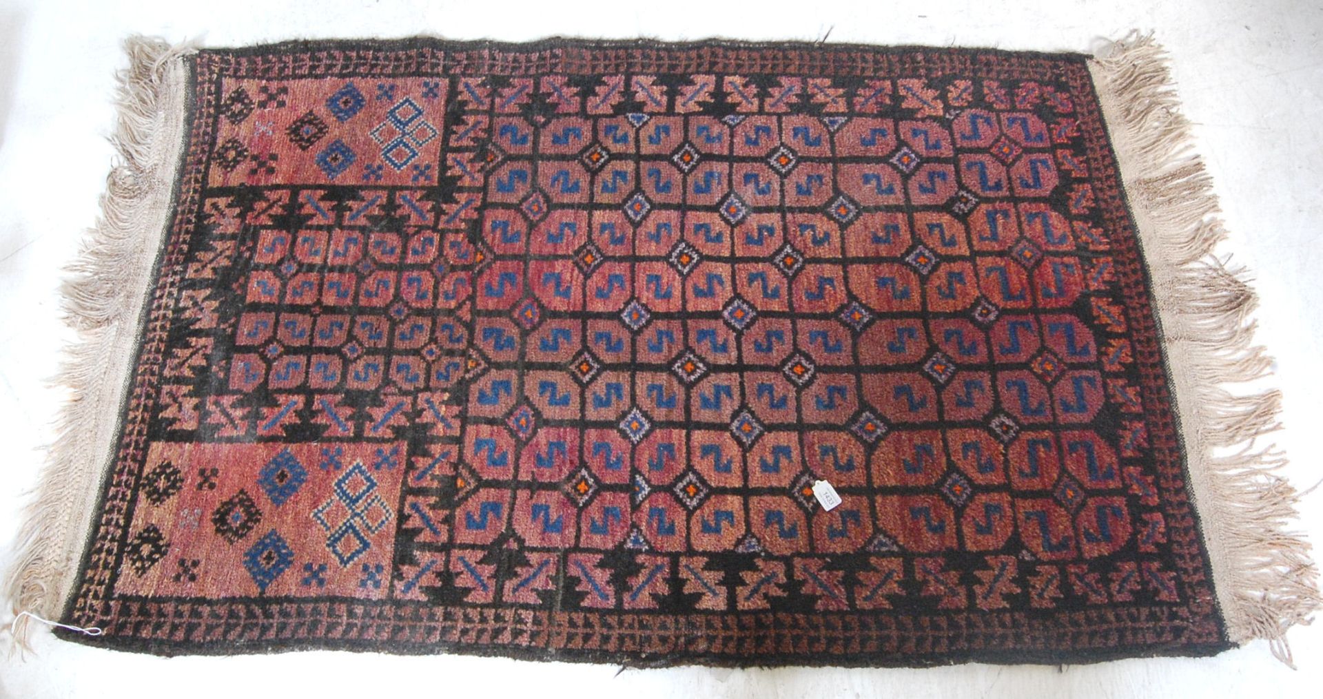 EARLY 20TH CENTURY HAND WOVEN RUG.