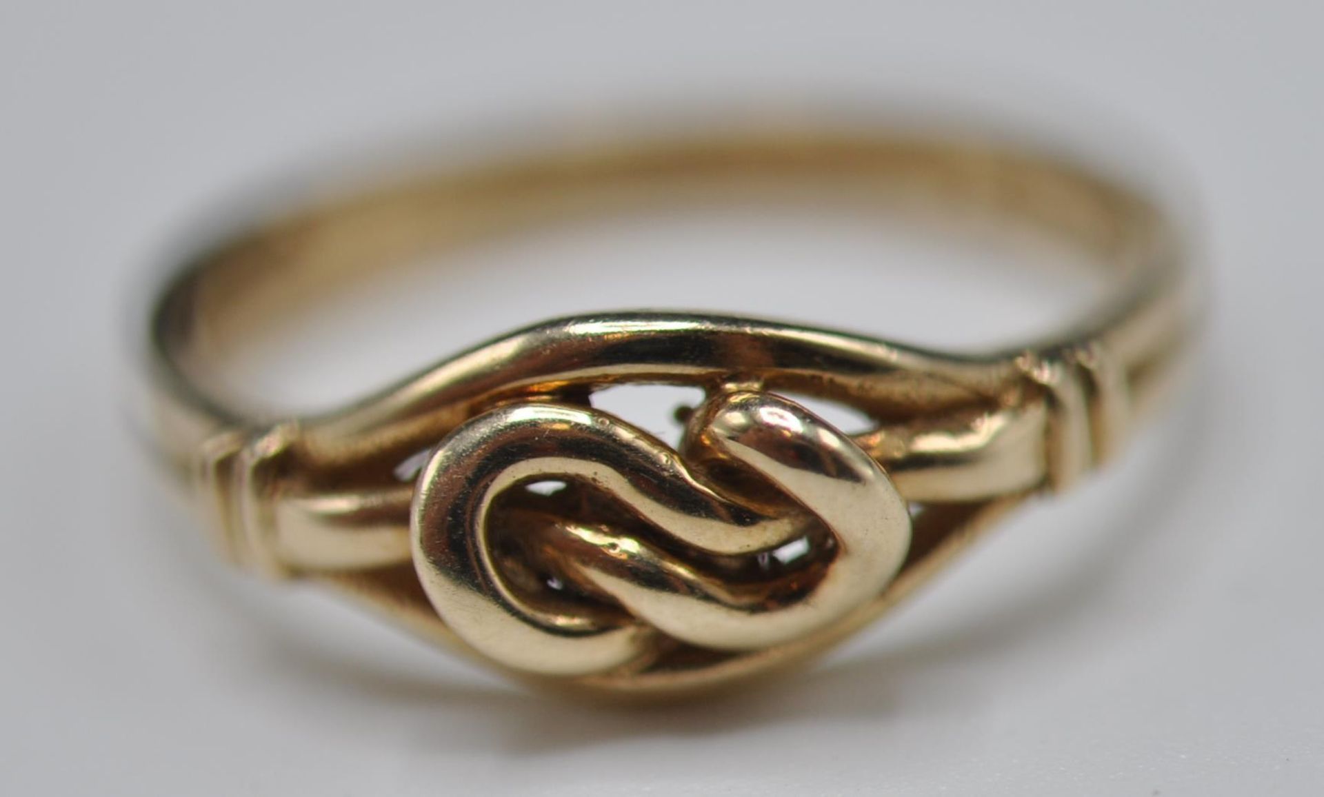 HALLMARKED 9CT GOLD KNOT RING - Image 2 of 7