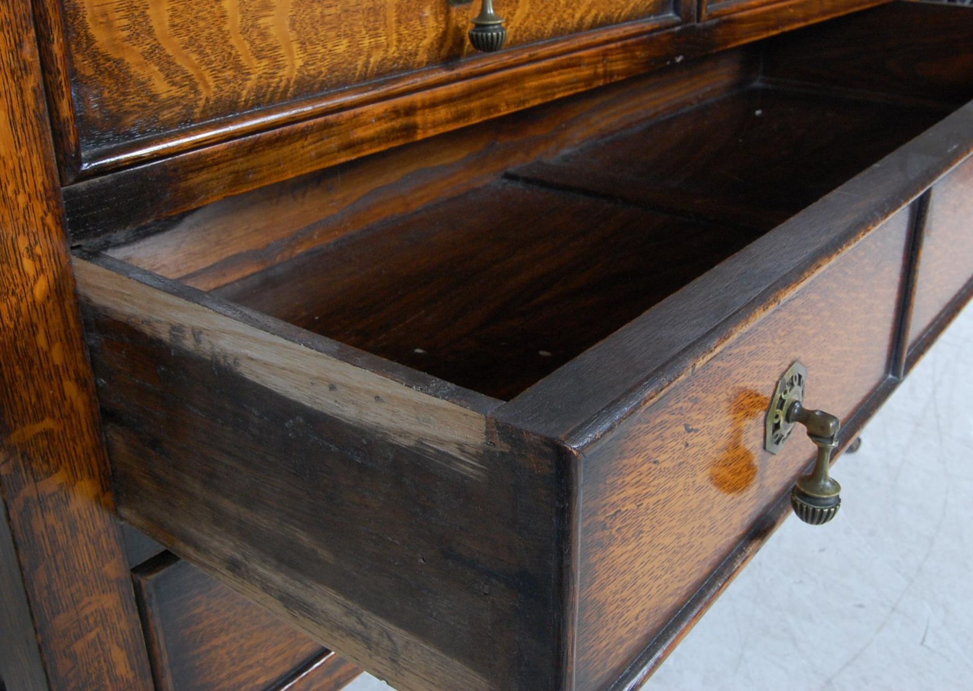 1920'S JACOBEAN REVIVAL OAK BEDROOM SUITE - WARDROBE ETC - Image 17 of 18