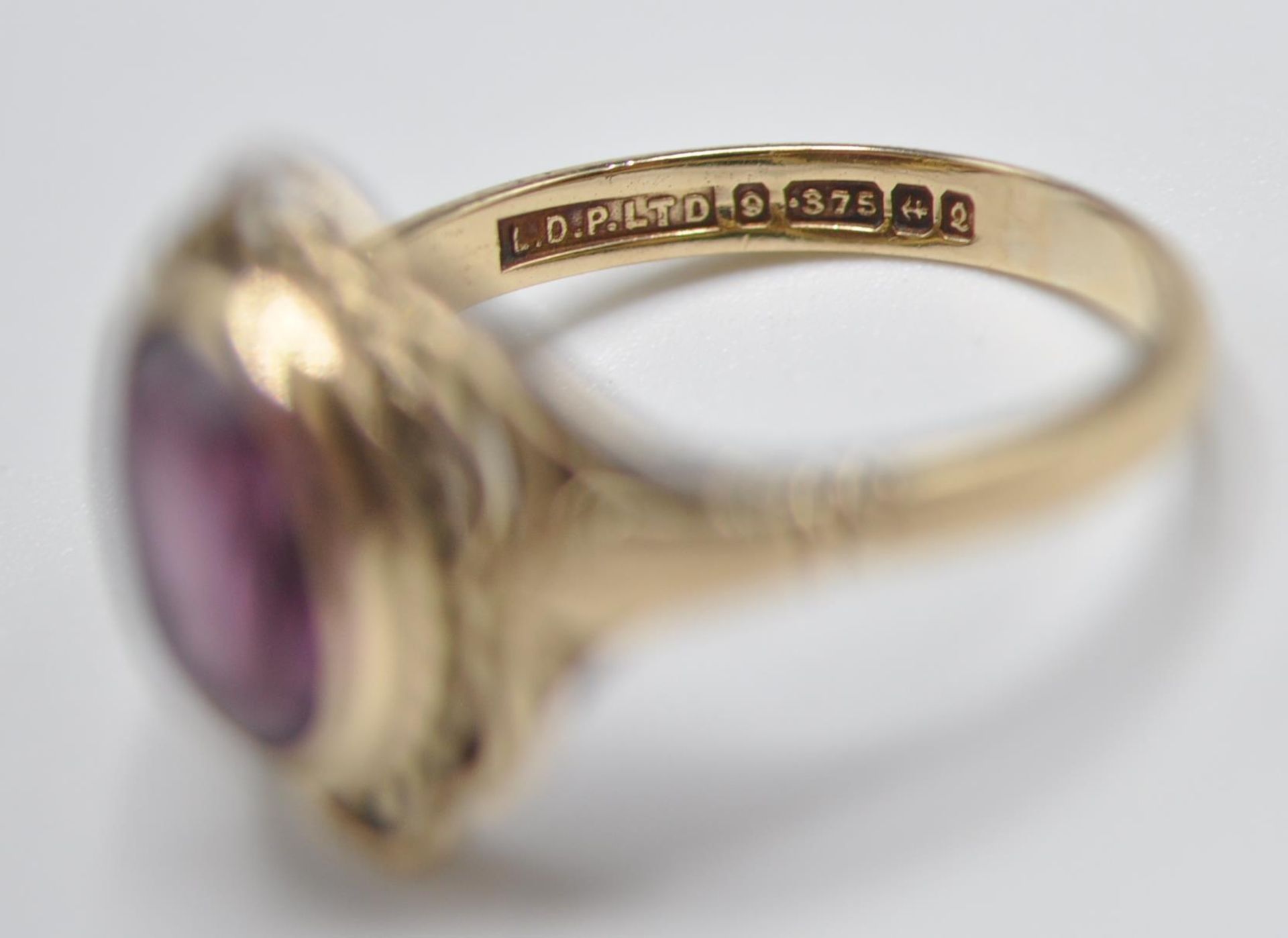 A 9CT GOLD & PURPLE STONE RING - Image 6 of 7