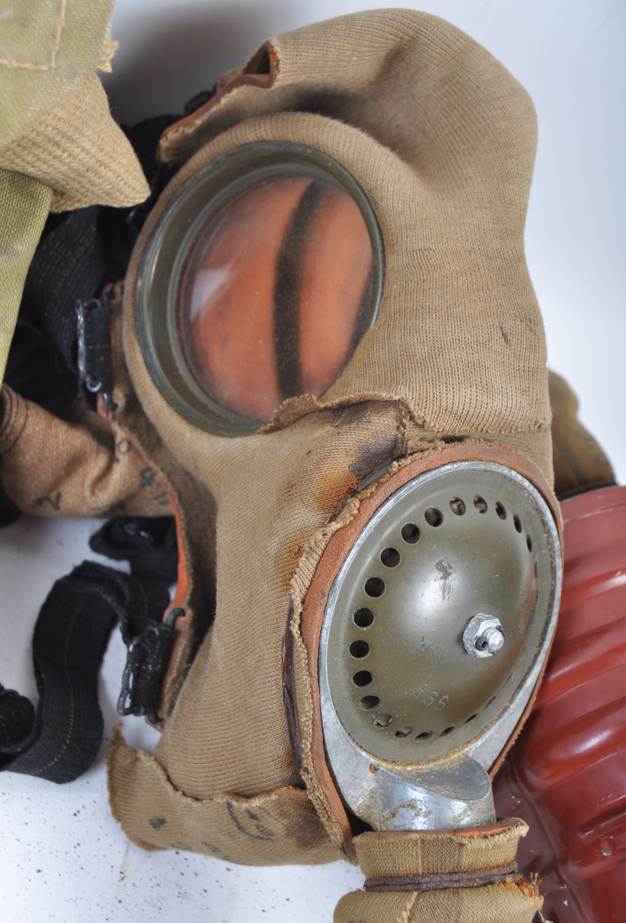 WWII SECOND WORLD WAR ROYAL NAVY GAS MASK - REAR ADMIRAL BRIND - Image 2 of 7