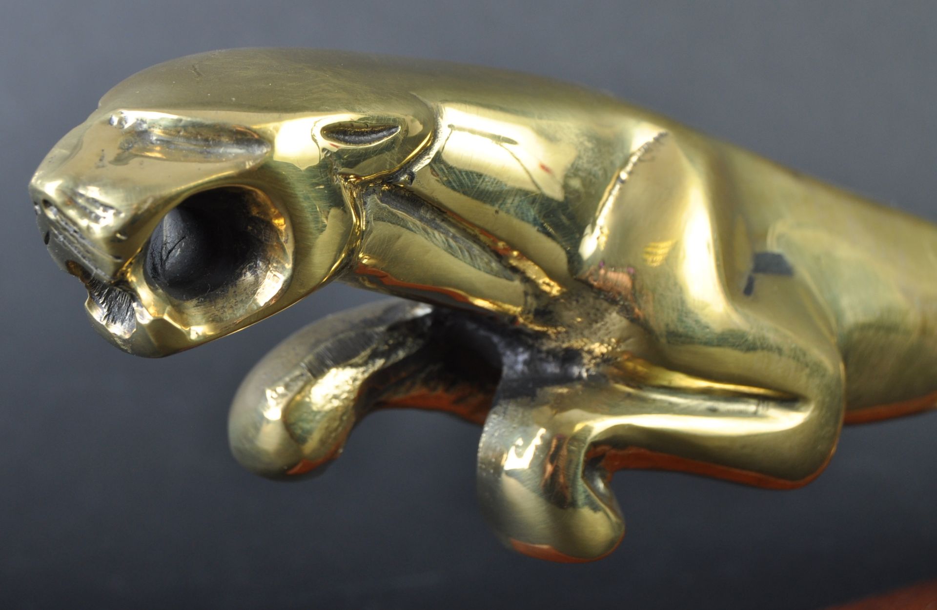 JAGUAR - LARGE VINTAGE BRASS JAGUAR LEAPER MASCOT - Image 4 of 5